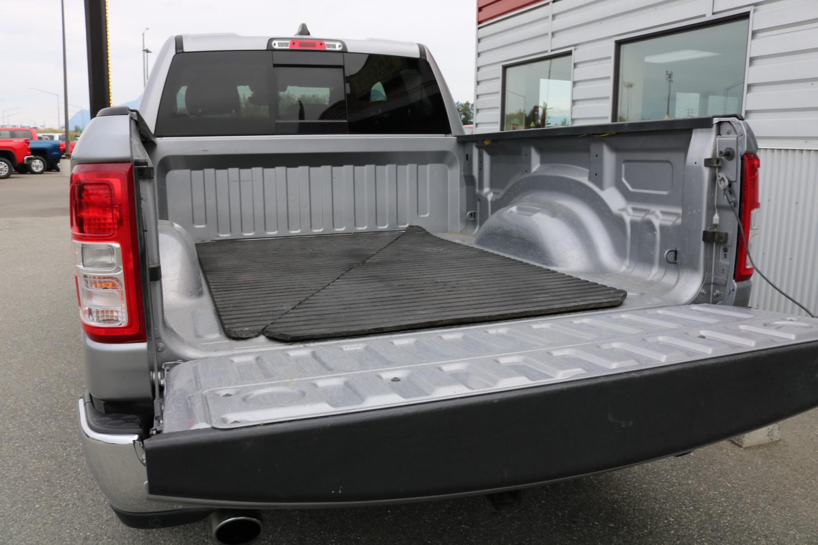 2020 SILVER /Gray RAM 1500 BIG HORN (1C6SRFBT0LN) with an 5.7L engine, Automatic transmission, located at 1960 Industrial Drive, Wasilla, 99654, (907) 274-2277, 61.573475, -149.400146 - Photo#19