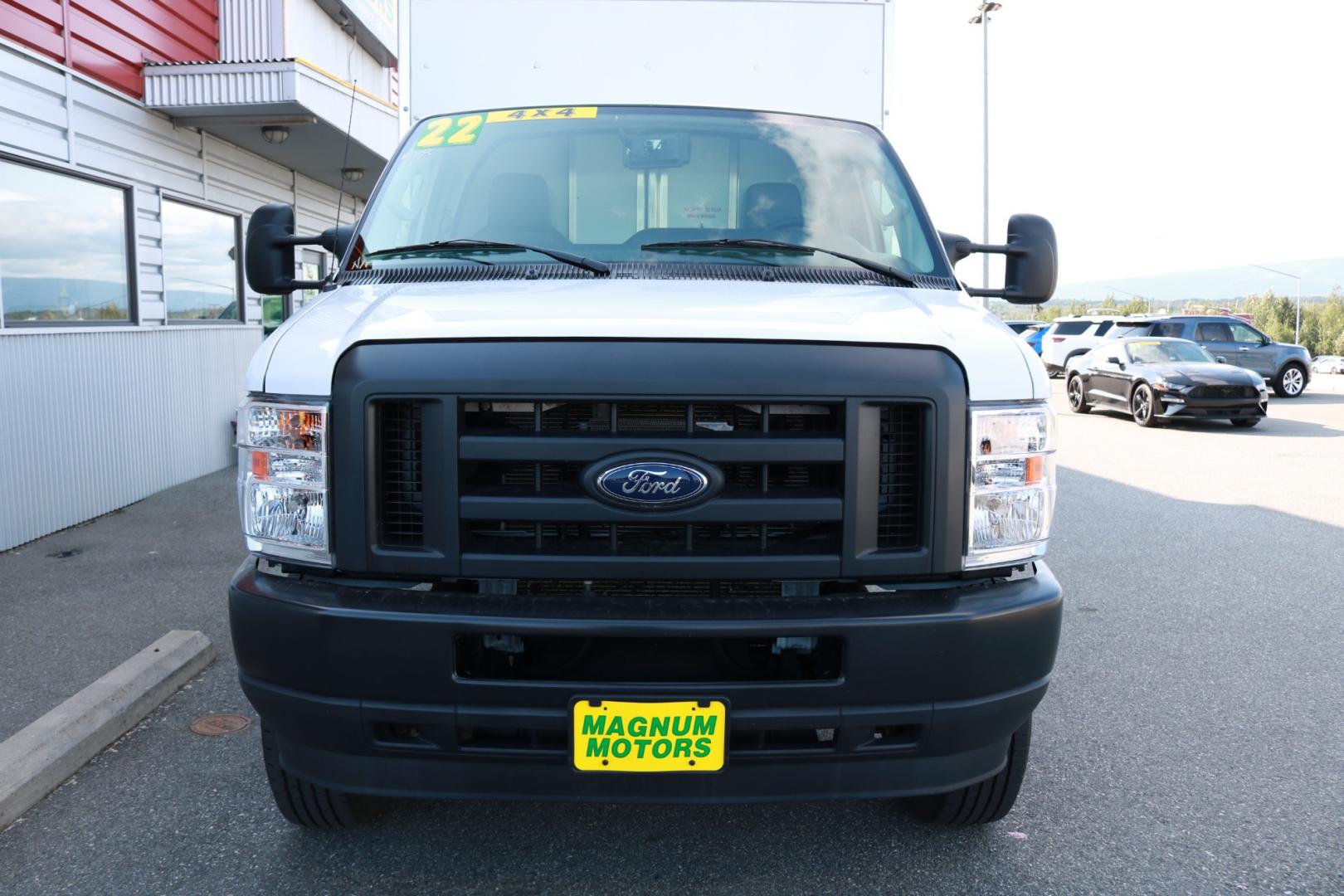 2022 WHITE /Black FORD E-SERIES E-350 SD (1FDWE3FK0ND) with an 7.3L engine, Automatic transmission, located at 1960 Industrial Drive, Wasilla, 99654, (907) 274-2277, 61.573475, -149.400146 - Photo#1