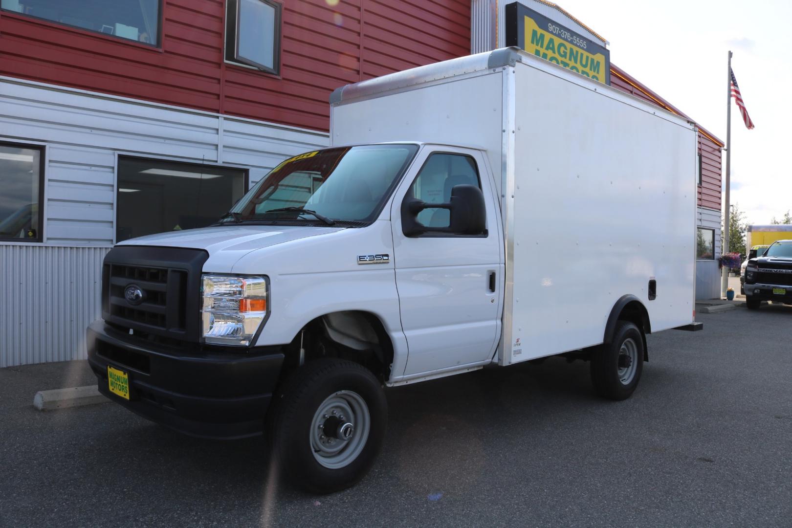 2022 WHITE /Black FORD E-SERIES E-350 SD (1FDWE3FK0ND) with an 7.3L engine, Automatic transmission, located at 1960 Industrial Drive, Wasilla, 99654, (907) 274-2277, 61.573475, -149.400146 - Photo#0