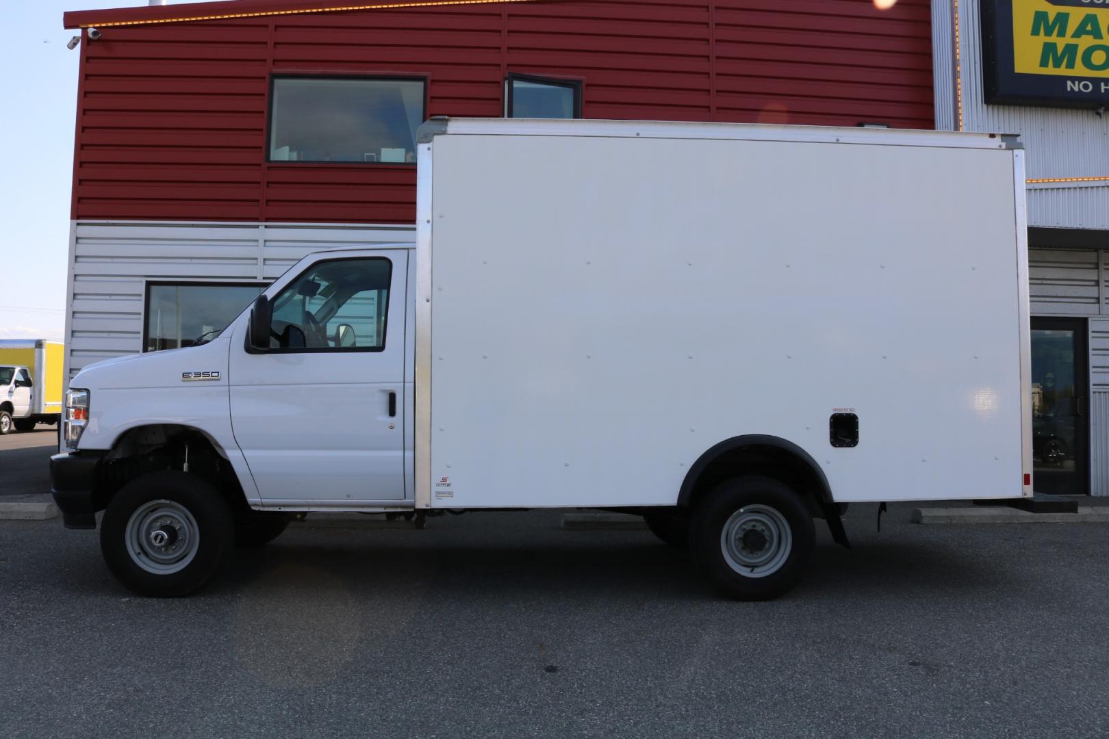 2022 WHITE /Black FORD E-SERIES E-350 SD (1FDWE3FK0ND) with an 7.3L engine, Automatic transmission, located at 1960 Industrial Drive, Wasilla, 99654, (907) 274-2277, 61.573475, -149.400146 - Photo#2