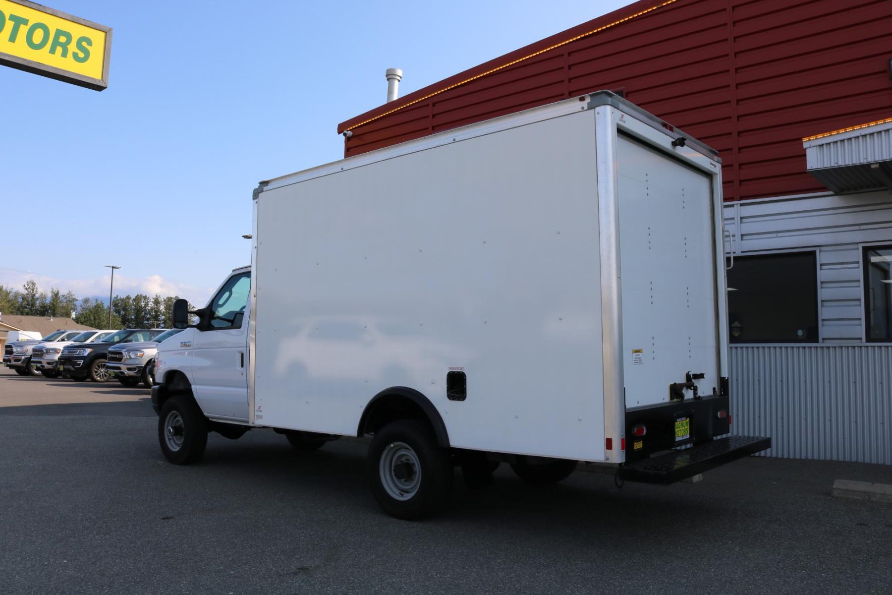 2022 WHITE /Black FORD E-SERIES E-350 SD (1FDWE3FK0ND) with an 7.3L engine, Automatic transmission, located at 1960 Industrial Drive, Wasilla, 99654, (907) 274-2277, 61.573475, -149.400146 - Photo #3
