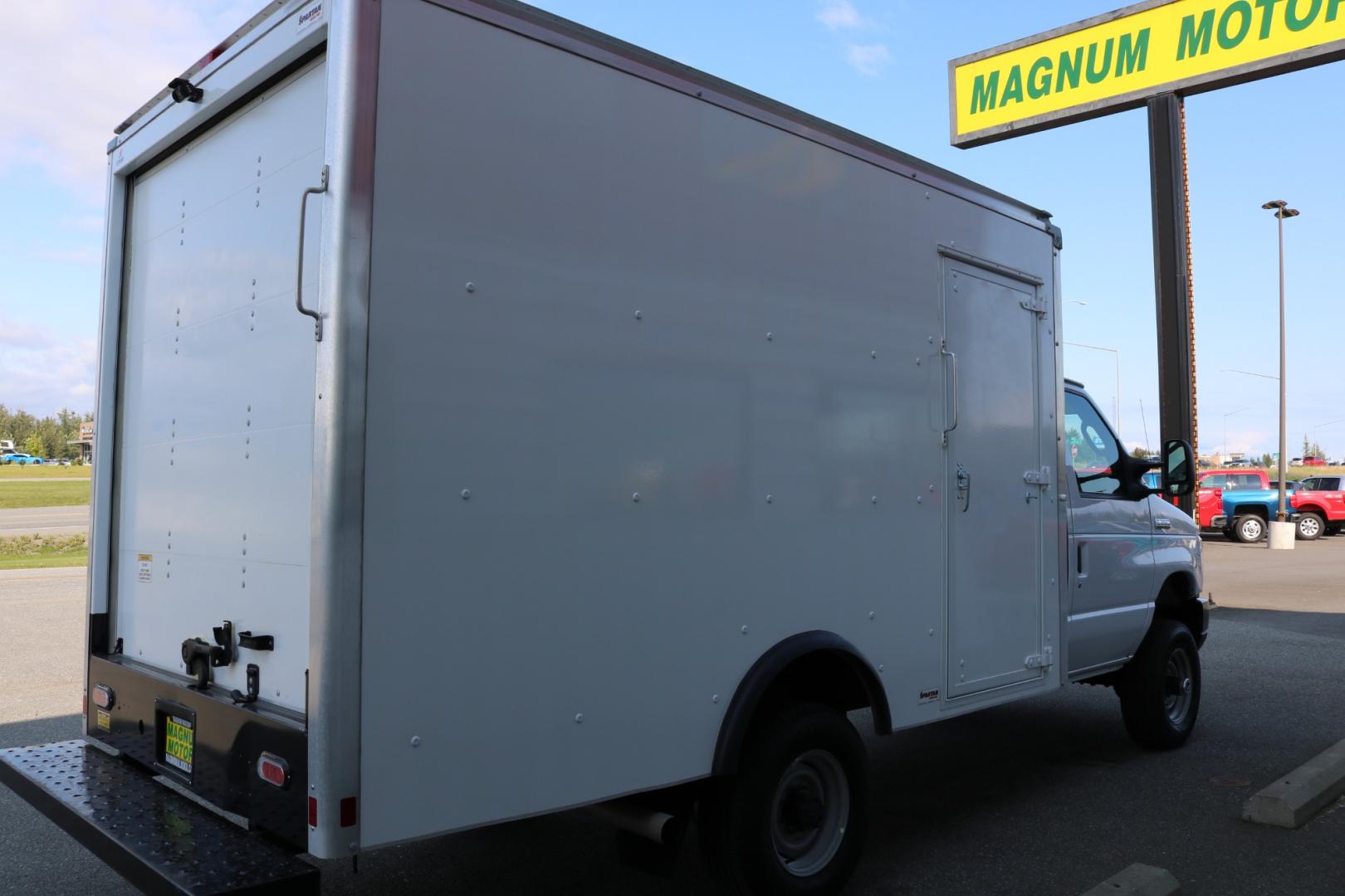 2022 WHITE /Black FORD E-SERIES E-350 SD (1FDWE3FK0ND) with an 7.3L engine, Automatic transmission, located at 1960 Industrial Drive, Wasilla, 99654, (907) 274-2277, 61.573475, -149.400146 - Photo#5