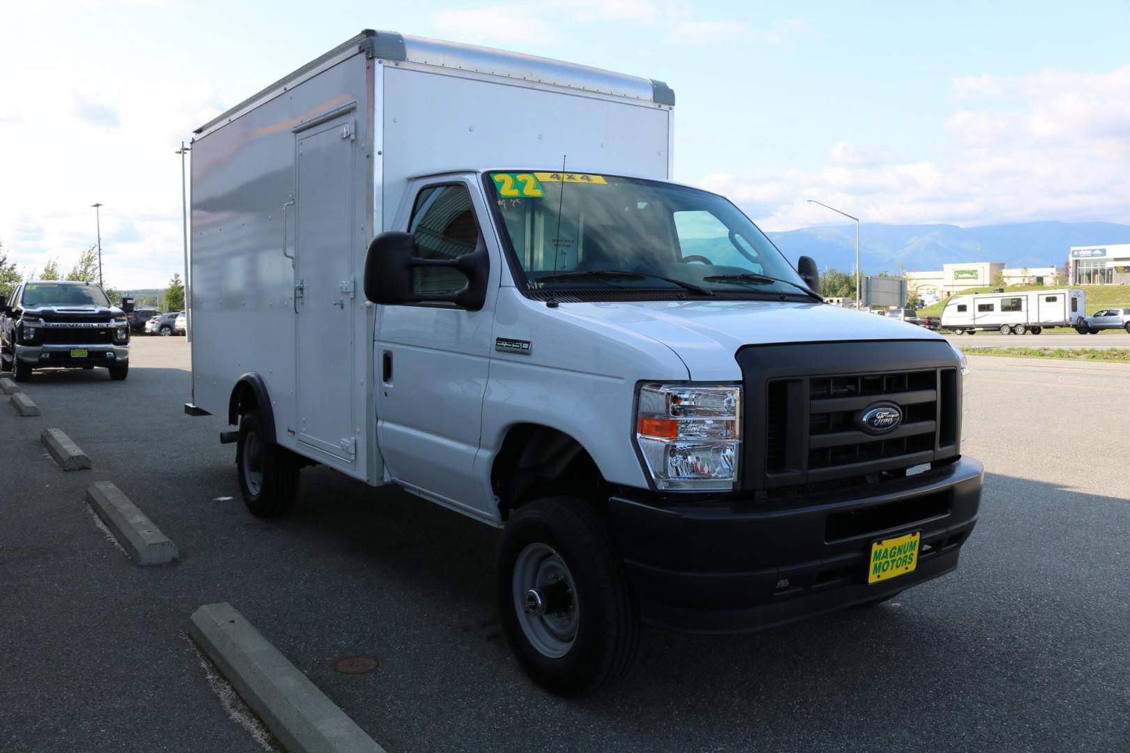 2022 WHITE /Black FORD E-SERIES E-350 SD (1FDWE3FK0ND) with an 7.3L engine, Automatic transmission, located at 1960 Industrial Drive, Wasilla, 99654, (907) 274-2277, 61.573475, -149.400146 - Photo#6