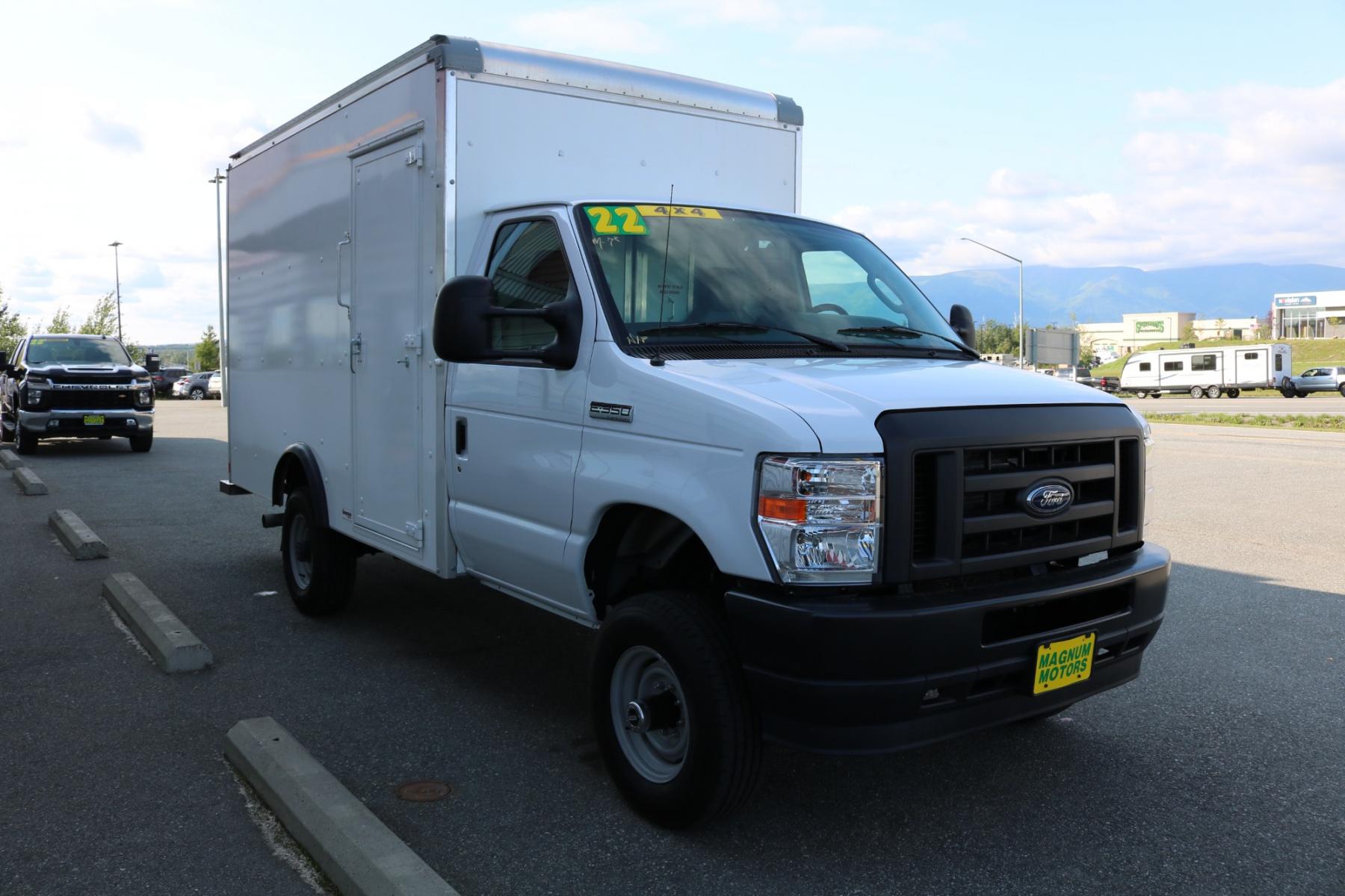 2022 WHITE /Black FORD E-SERIES E-350 SD (1FDWE3FK0ND) with an 7.3L engine, Automatic transmission, located at 1960 Industrial Drive, Wasilla, 99654, (907) 274-2277, 61.573475, -149.400146 - Photo #6