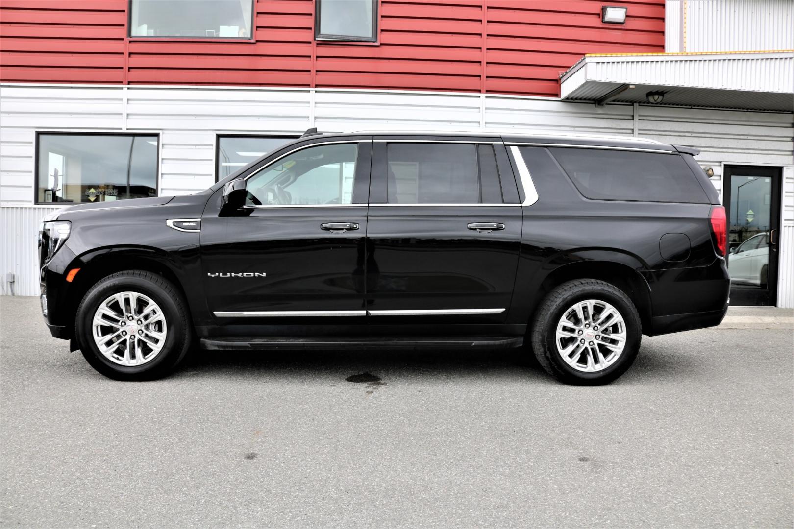 2021 BLACK /Black leather GMC YUKON XL SLT (1GKS2GKD6MR) with an 5.3L engine, Automatic transmission, located at 1960 Industrial Drive, Wasilla, 99654, (907) 274-2277, 61.573475, -149.400146 - Photo#1