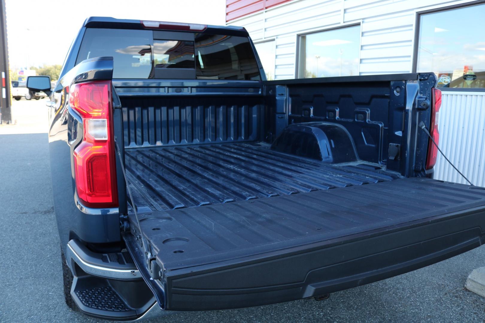 2019 Blue /black leather Chevrolet Silverado 1500 LTZ Crew Cab 4WD (3GCUYGED8KG) with an 5.3L V8 OHV 16V engine, 6A transmission, located at 1960 Industrial Drive, Wasilla, 99654, (907) 274-2277, 61.573475, -149.400146 - Photo#20