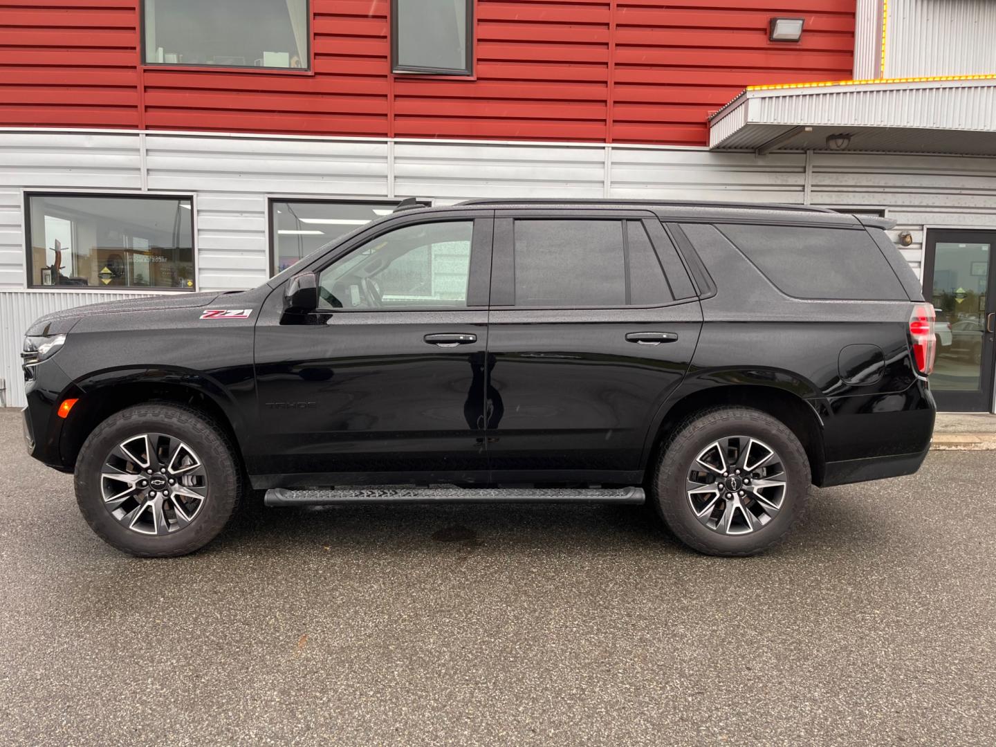 2022 BLACK /Black leather CHEVROLET TAHOE Z71 (1GNSKPKD0NR) with an 5.3L engine, Automatic transmission, located at 1960 Industrial Drive, Wasilla, 99654, (907) 274-2277, 61.573475, -149.400146 - Photo#0