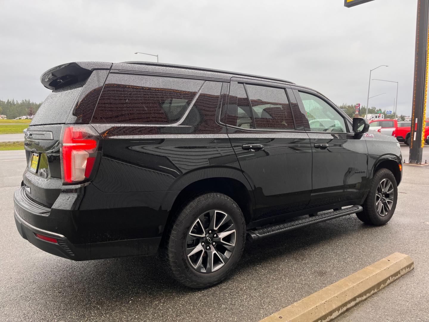 2022 BLACK /Black leather CHEVROLET TAHOE Z71 (1GNSKPKD0NR) with an 5.3L engine, Automatic transmission, located at 1960 Industrial Drive, Wasilla, 99654, (907) 274-2277, 61.573475, -149.400146 - Photo#4