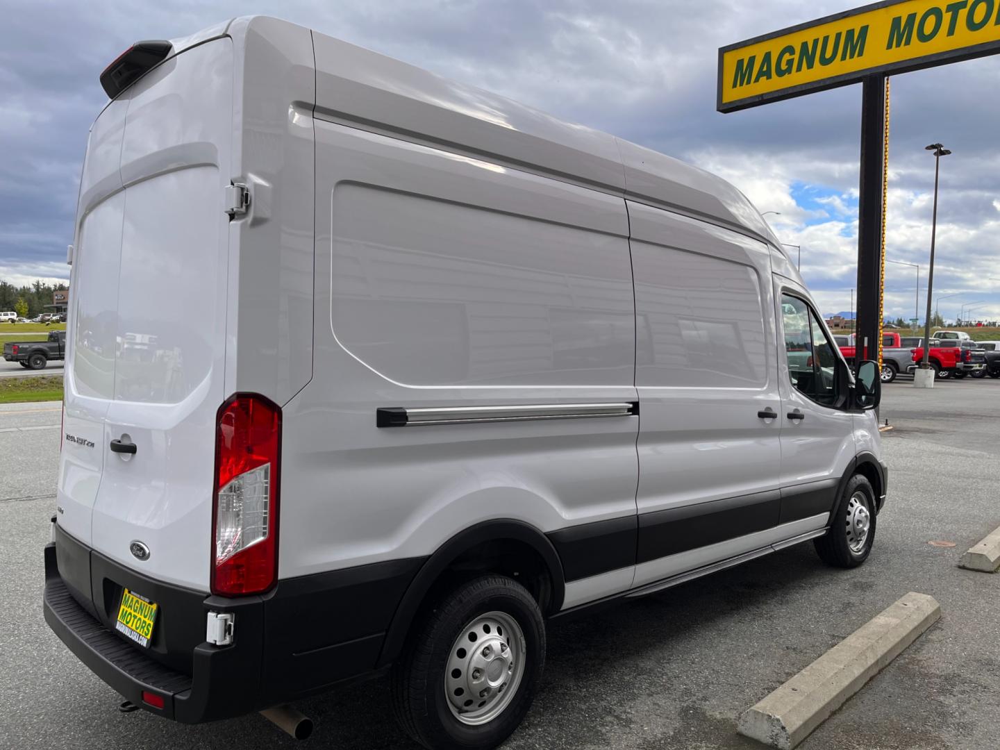 2022 WHITE /Black FORD TRANSIT 250 (1FTBR2X80NK) with an 3.5L engine, Automatic transmission, located at 1960 Industrial Drive, Wasilla, 99654, (907) 274-2277, 61.573475, -149.400146 - Photo#4