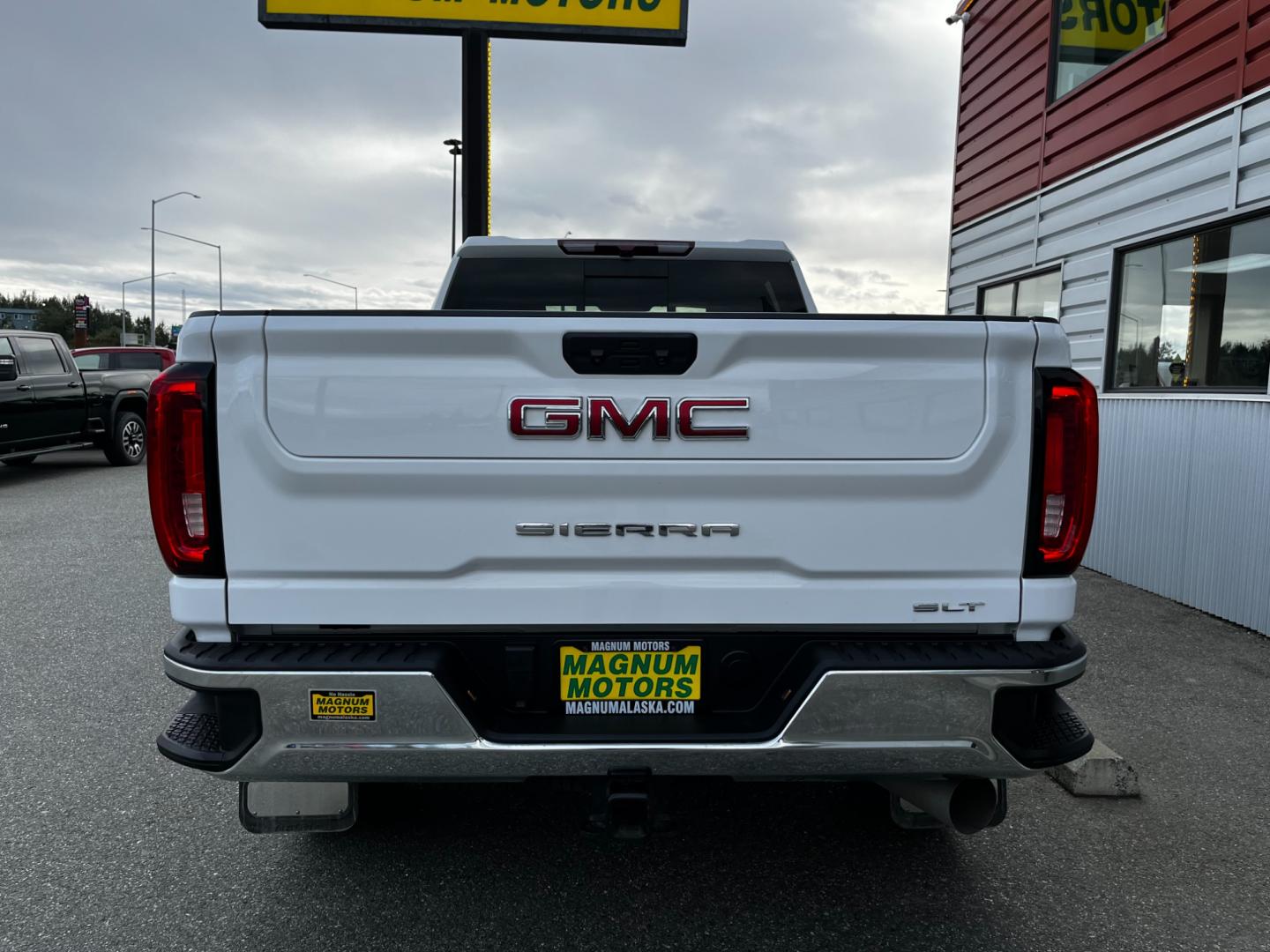 2022 WHITE /Black leather GMC SIERRA 3500HD SLT (1GT49UEY0NF) with an 6.6L engine, Automatic transmission, located at 1960 Industrial Drive, Wasilla, 99654, (907) 274-2277, 61.573475, -149.400146 - Photo#3