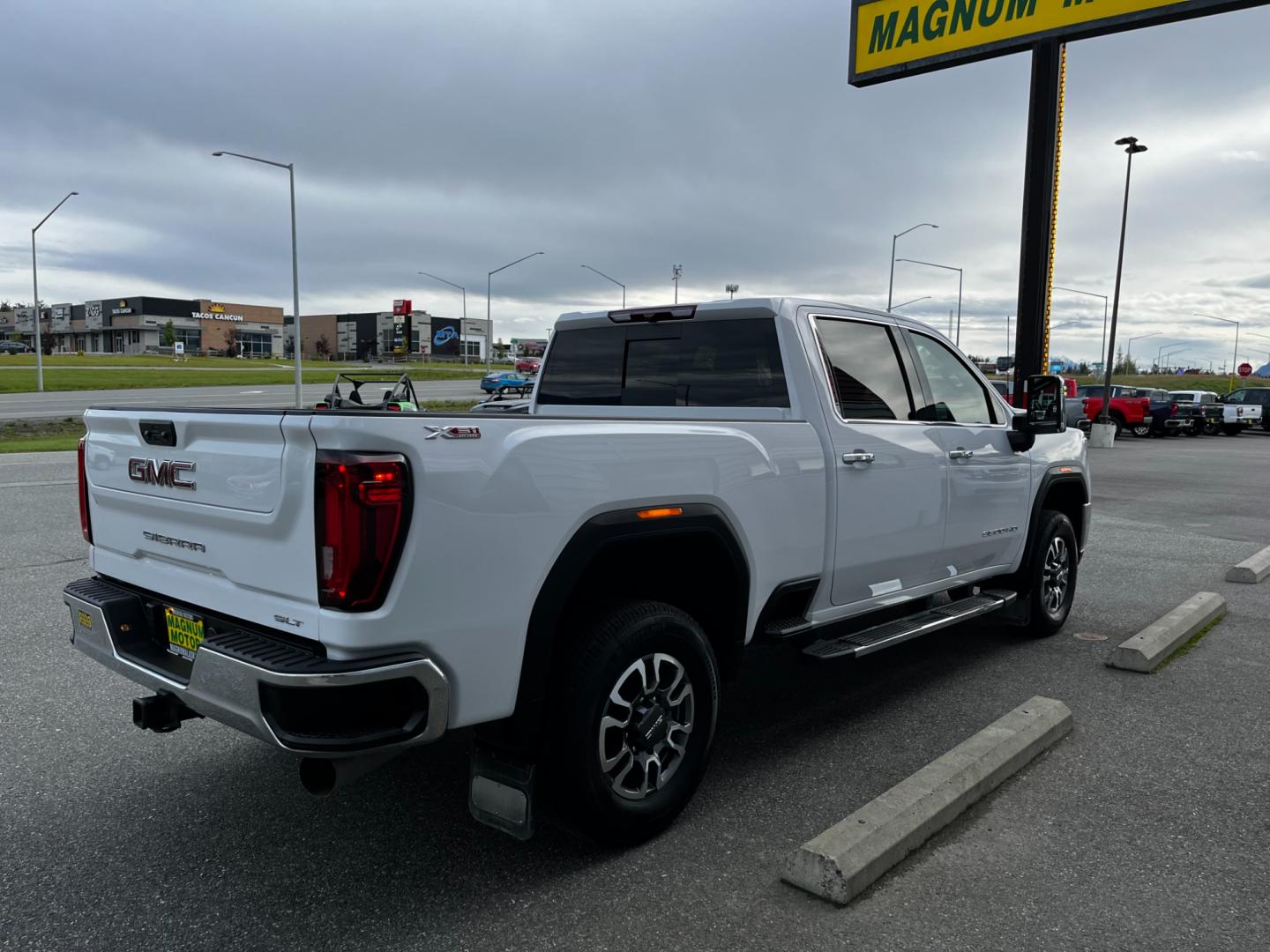 2022 WHITE /Black leather GMC SIERRA 3500HD SLT (1GT49UEY0NF) with an 6.6L engine, Automatic transmission, located at 1960 Industrial Drive, Wasilla, 99654, (907) 274-2277, 61.573475, -149.400146 - Photo#4