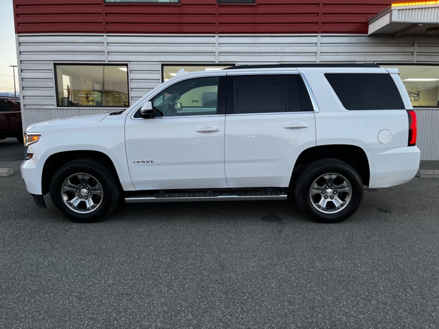 2020 White /Black Chevrolet Tahoe LS 4WD (1GNSKAKCXLR) with an 5.3L V8 OHV 16V engine, 6A transmission, located at 1960 Industrial Drive, Wasilla, 99654, (907) 274-2277, 61.573475, -149.400146 - Photo#2