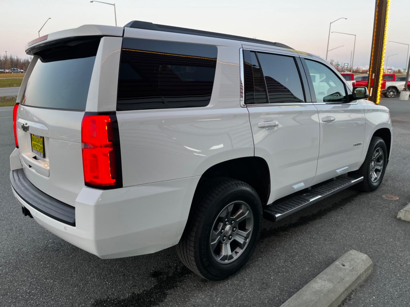 2020 White /Black Chevrolet Tahoe LS 4WD (1GNSKAKCXLR) with an 5.3L V8 OHV 16V engine, 6A transmission, located at 1960 Industrial Drive, Wasilla, 99654, (907) 274-2277, 61.573475, -149.400146 - Photo#4