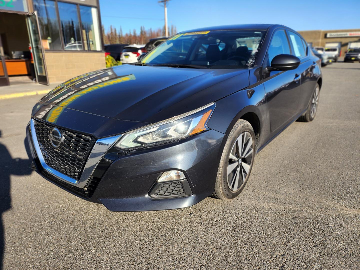 2021 BLUE /GRAY/BLACK NISSAN ALTIMA 2.5 SV (1N4BL4DW4MN) with an 2.5L engine, Continuously Variable transmission, located at 1960 Industrial Drive, Wasilla, 99654, (907) 274-2277, 61.573475, -149.400146 - Photo#2