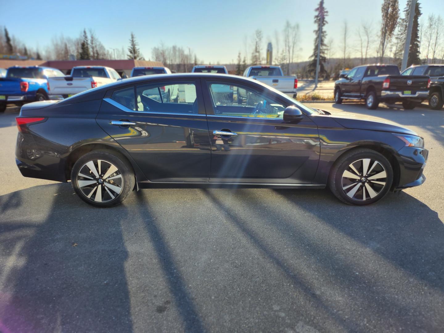 2021 BLUE /GRAY/BLACK NISSAN ALTIMA 2.5 SV (1N4BL4DW4MN) with an 2.5L engine, Continuously Variable transmission, located at 1960 Industrial Drive, Wasilla, 99654, (907) 274-2277, 61.573475, -149.400146 - Photo#7