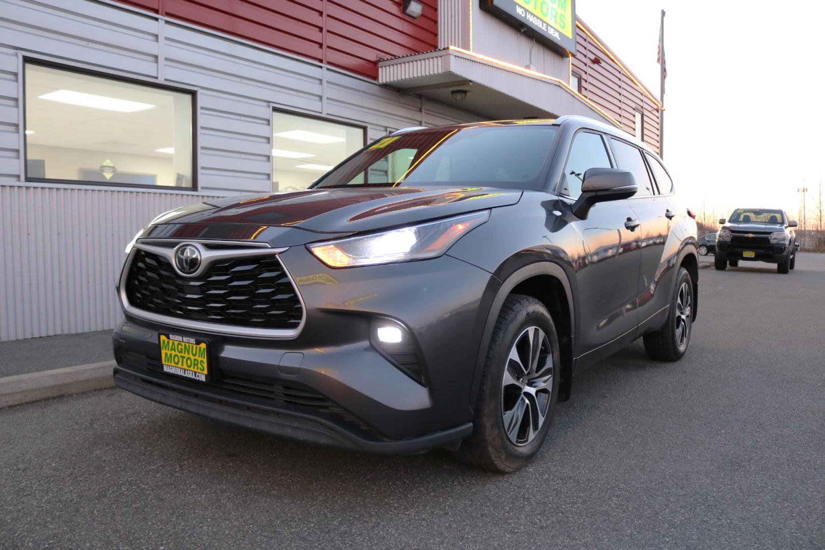 2021 Gray /Black Toyota Highlander XLE AWD V6 (5TDGZRBH9MS) with an 3.5L V6 DOHC 24V engine, 6A transmission, located at 1960 Industrial Drive, Wasilla, 99654, (907) 274-2277, 61.573475, -149.400146 - Photo#2