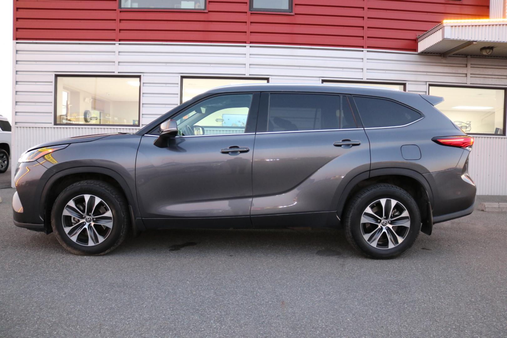 2021 Gray /Black Toyota Highlander XLE AWD V6 (5TDGZRBH9MS) with an 3.5L V6 DOHC 24V engine, 6A transmission, located at 1960 Industrial Drive, Wasilla, 99654, (907) 274-2277, 61.573475, -149.400146 - Photo#0