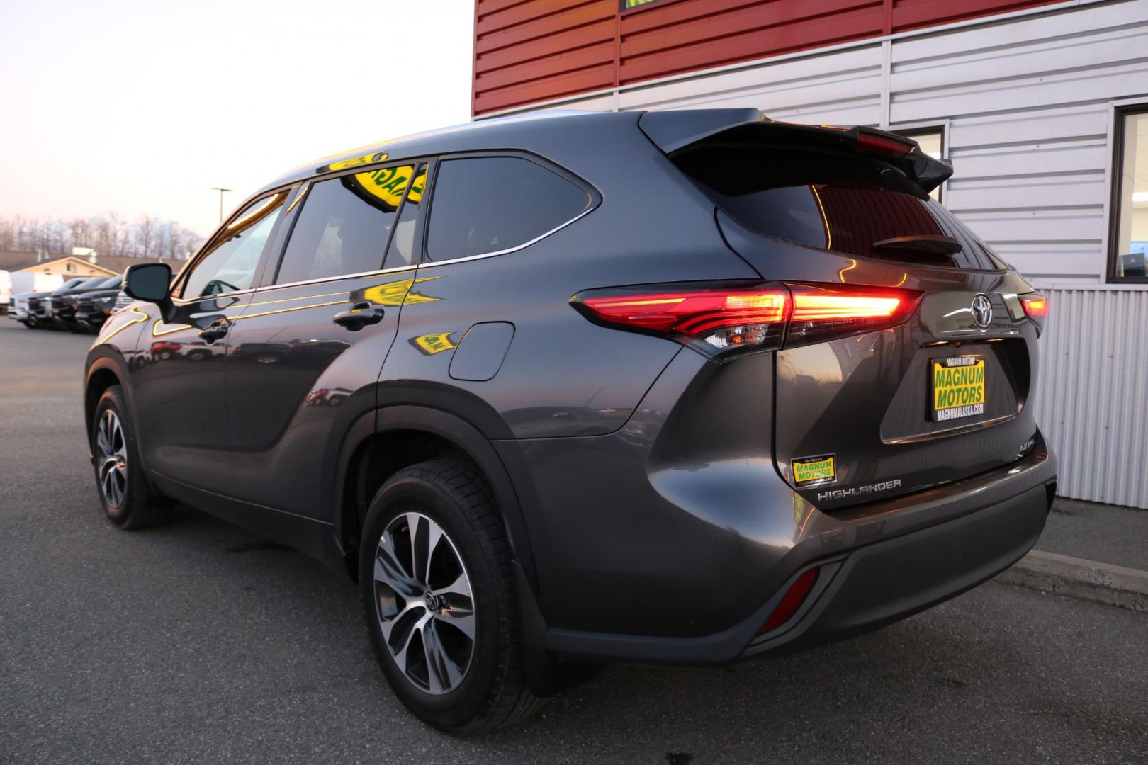 2021 Gray /Black Toyota Highlander XLE AWD V6 (5TDGZRBH9MS) with an 3.5L V6 DOHC 24V engine, 6A transmission, located at 1960 Industrial Drive, Wasilla, 99654, (907) 274-2277, 61.573475, -149.400146 - Photo#3