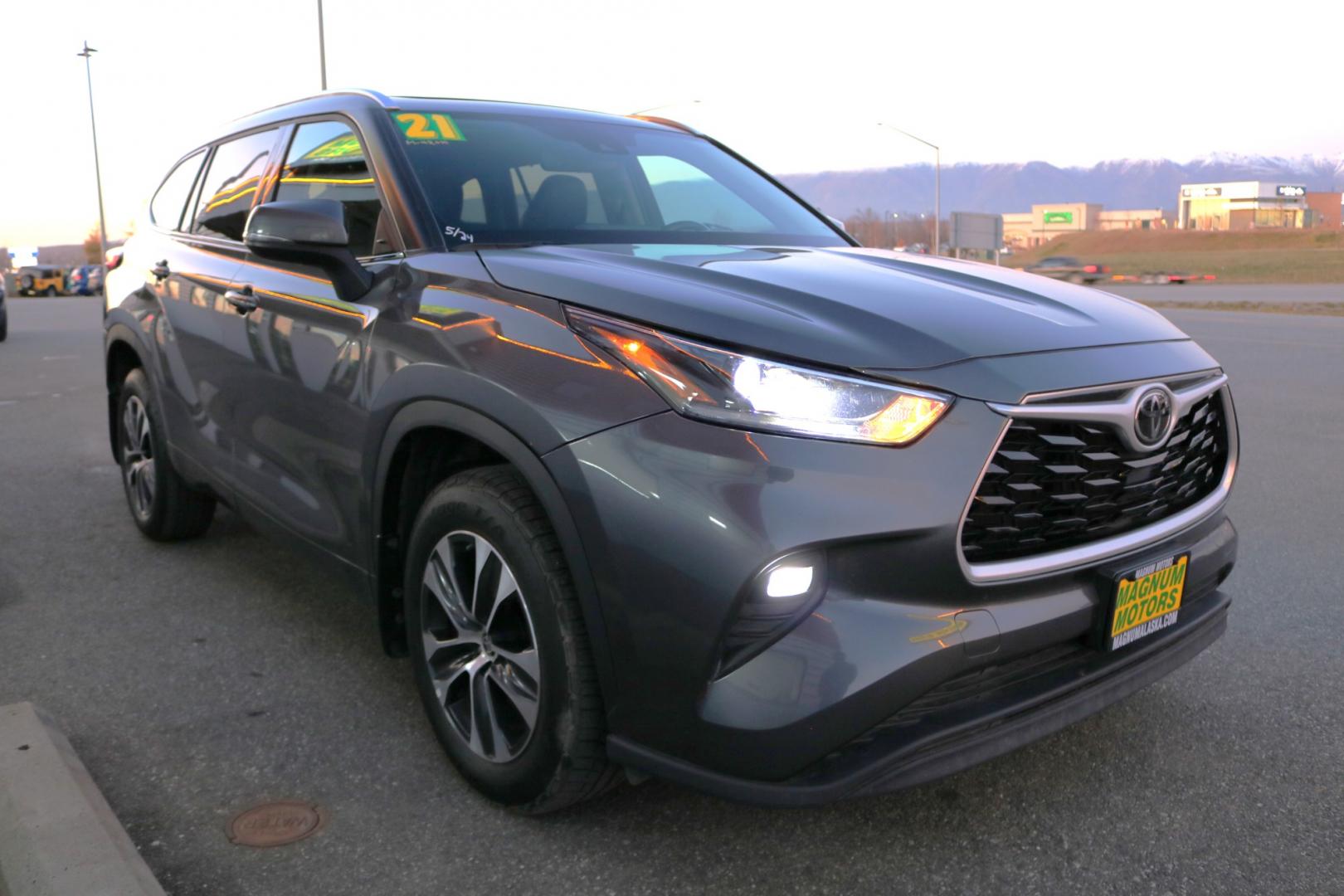 2021 Gray /Black Toyota Highlander XLE AWD V6 (5TDGZRBH9MS) with an 3.5L V6 DOHC 24V engine, 6A transmission, located at 1960 Industrial Drive, Wasilla, 99654, (907) 274-2277, 61.573475, -149.400146 - Photo#6