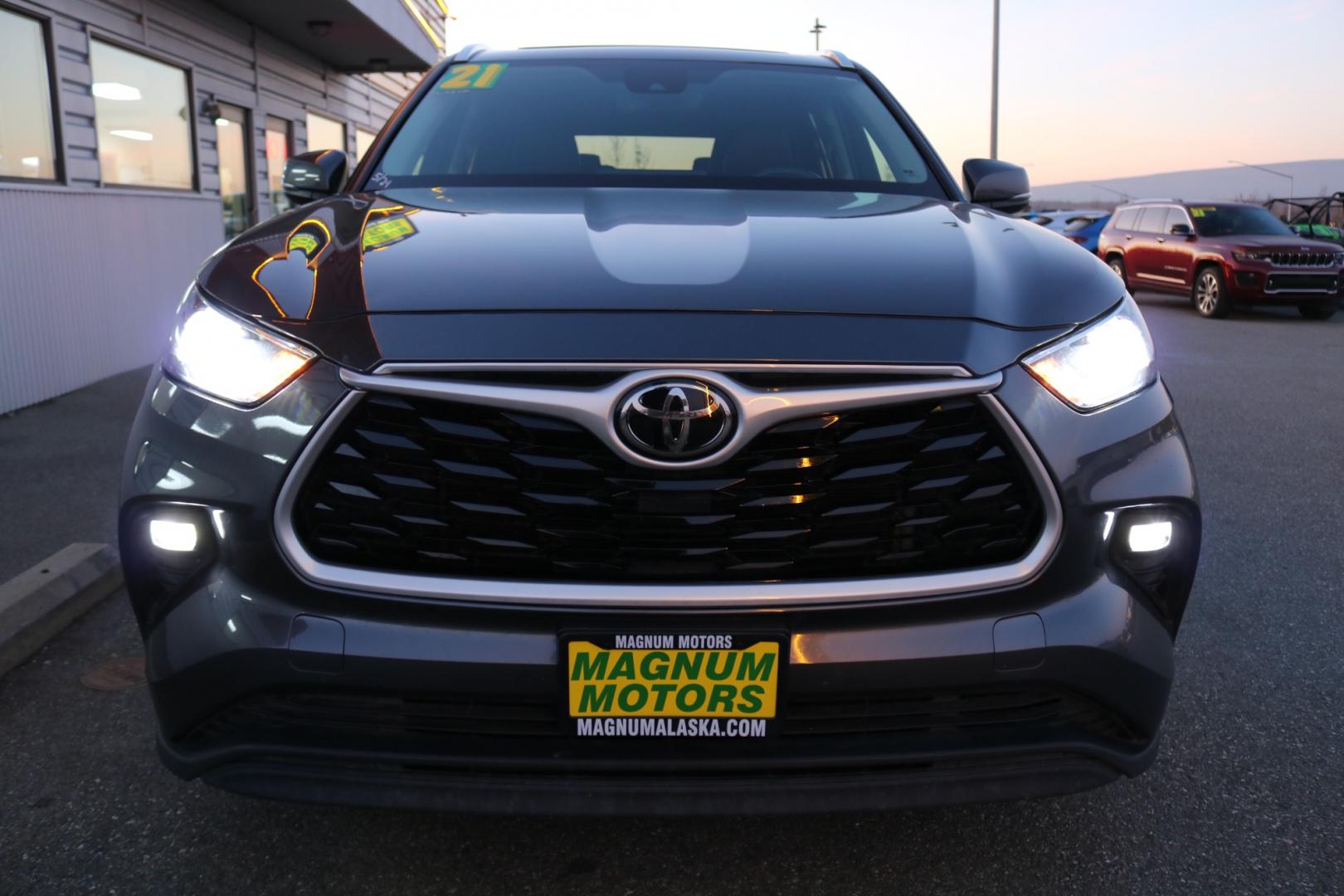 2021 Gray /Black Toyota Highlander XLE AWD V6 (5TDGZRBH9MS) with an 3.5L V6 DOHC 24V engine, 6A transmission, located at 1960 Industrial Drive, Wasilla, 99654, (907) 274-2277, 61.573475, -149.400146 - Photo#7