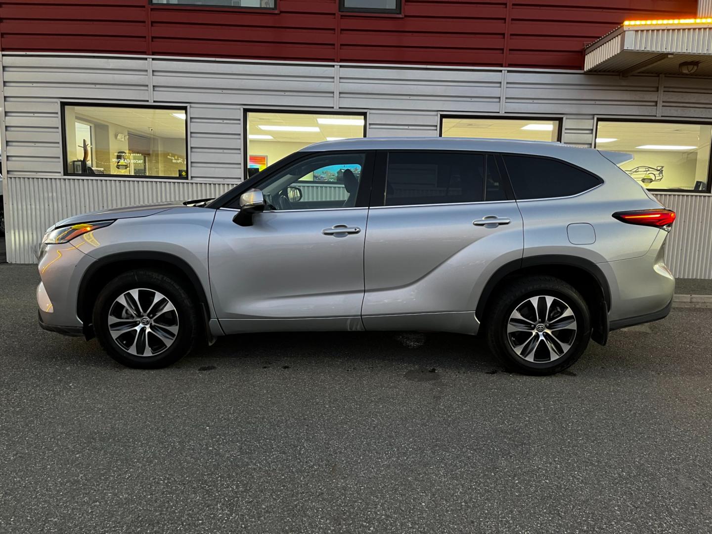 2021 Gray /Black Toyota Highlander XLE AWD V6 (5TDGZRBH0MS) with an 3.5L V6 DOHC 24V engine, 6A transmission, located at 1960 Industrial Drive, Wasilla, 99654, (907) 274-2277, 61.573475, -149.400146 - Photo#2