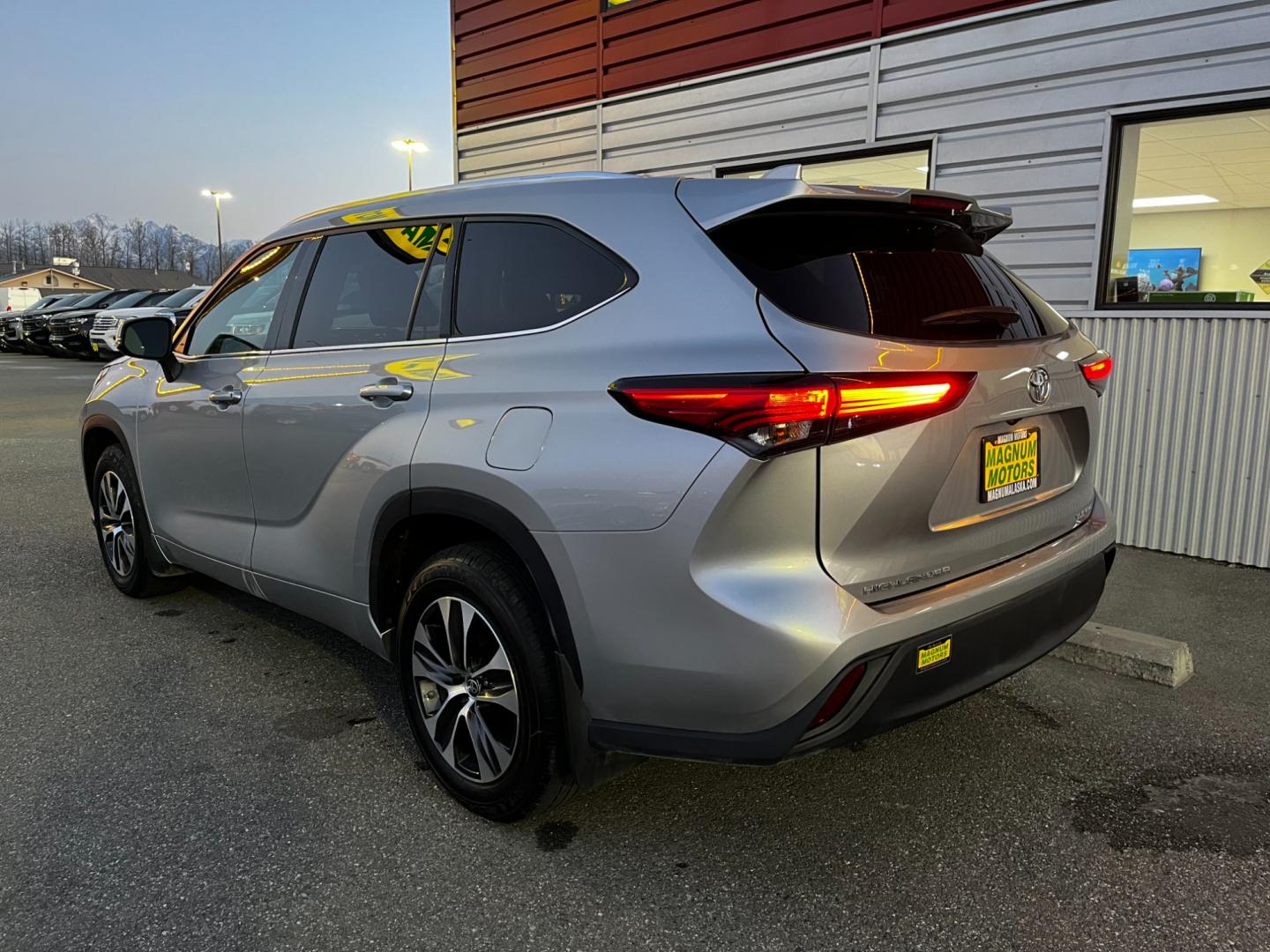 2021 Gray /Black Toyota Highlander XLE AWD V6 (5TDGZRBH0MS) with an 3.5L V6 DOHC 24V engine, 6A transmission, located at 1960 Industrial Drive, Wasilla, 99654, (907) 274-2277, 61.573475, -149.400146 - Photo#3