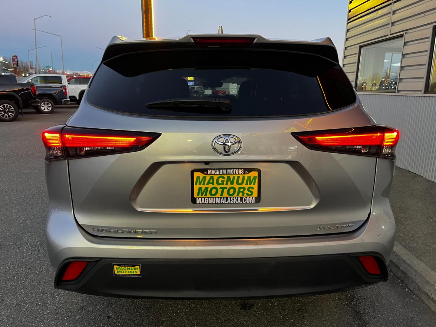 2021 Gray /Black Toyota Highlander XLE AWD V6 (5TDGZRBH0MS) with an 3.5L V6 DOHC 24V engine, 6A transmission, located at 1960 Industrial Drive, Wasilla, 99654, (907) 274-2277, 61.573475, -149.400146 - Photo#4