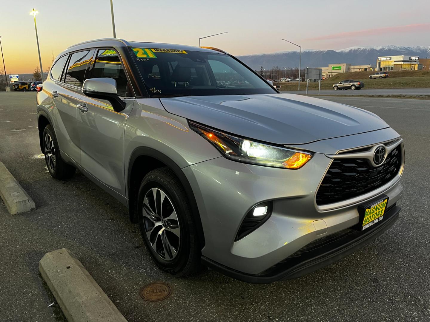 2021 Gray /Black Toyota Highlander XLE AWD V6 (5TDGZRBH0MS) with an 3.5L V6 DOHC 24V engine, 6A transmission, located at 1960 Industrial Drive, Wasilla, 99654, (907) 274-2277, 61.573475, -149.400146 - Photo#6