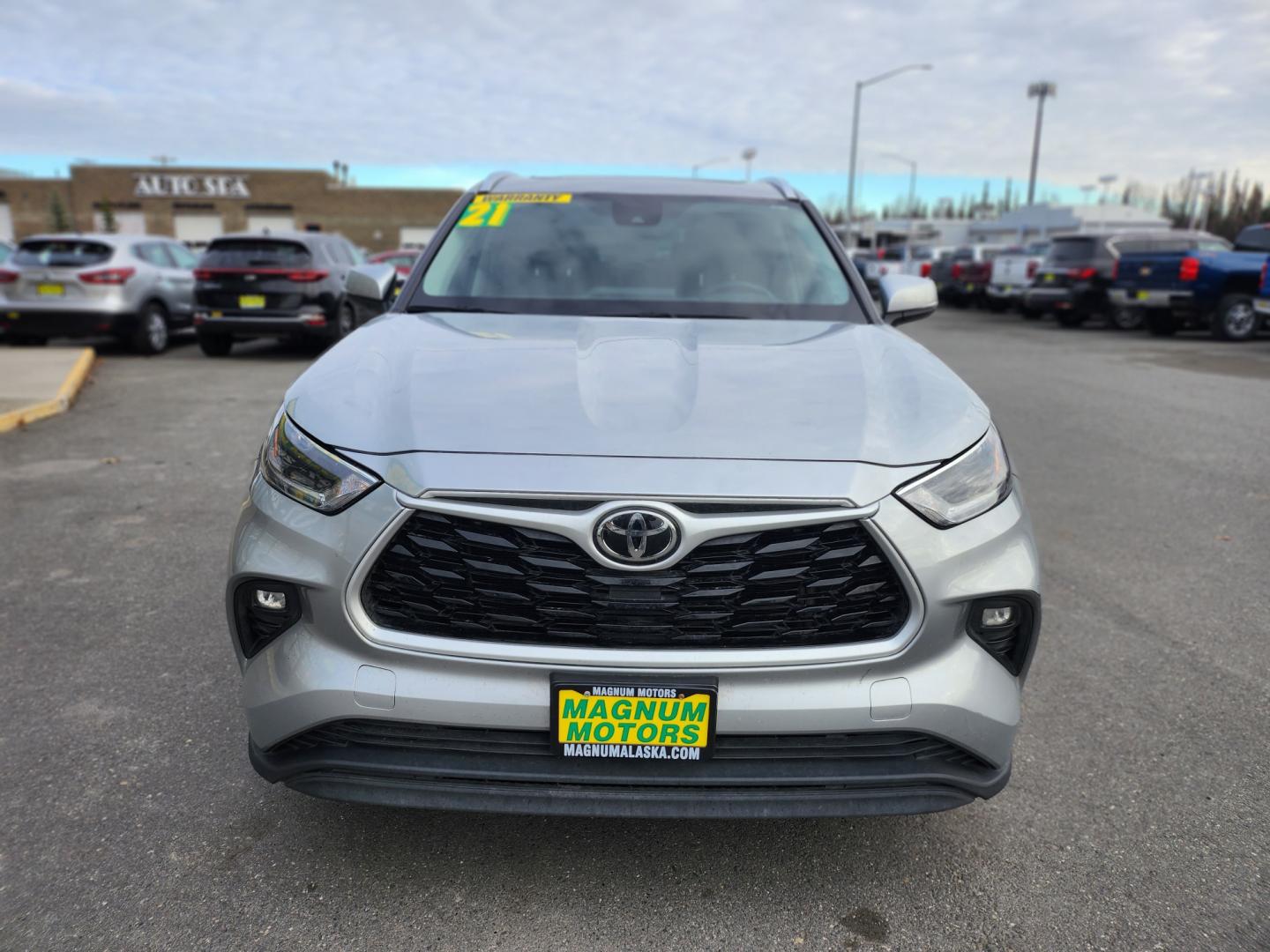 2021 Silver /BLACK LEATHER Toyota Highlander XLE AWD V6 (5TDGZRBHXMS) with an 3.5L V6 DOHC 24V engine, 6A transmission, located at 1960 Industrial Drive, Wasilla, 99654, (907) 274-2277, 61.573475, -149.400146 - Photo#2