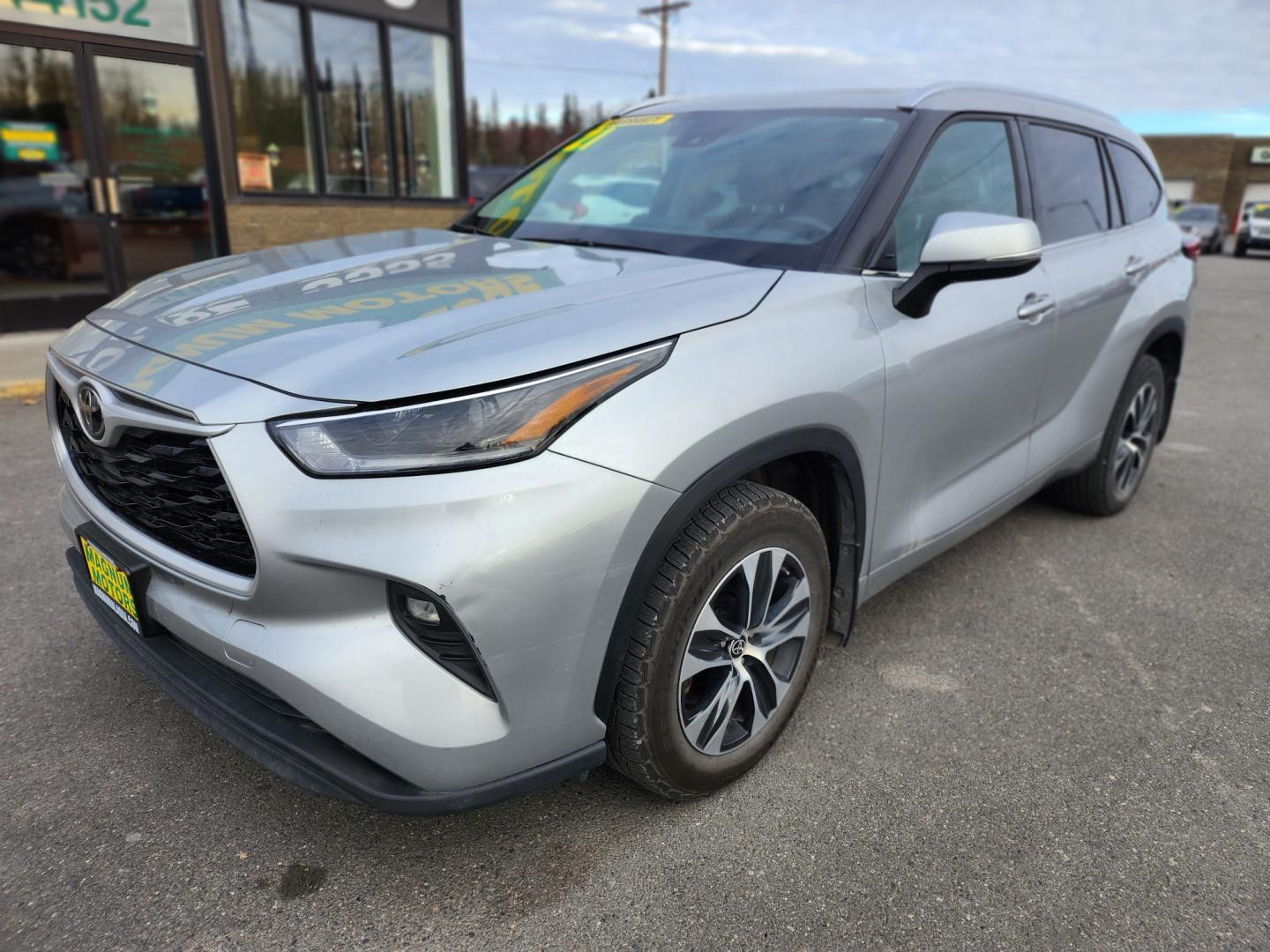 2021 Silver /BLACK LEATHER Toyota Highlander XLE AWD V6 (5TDGZRBHXMS) with an 3.5L V6 DOHC 24V engine, 6A transmission, located at 1960 Industrial Drive, Wasilla, 99654, (907) 274-2277, 61.573475, -149.400146 - Photo#3