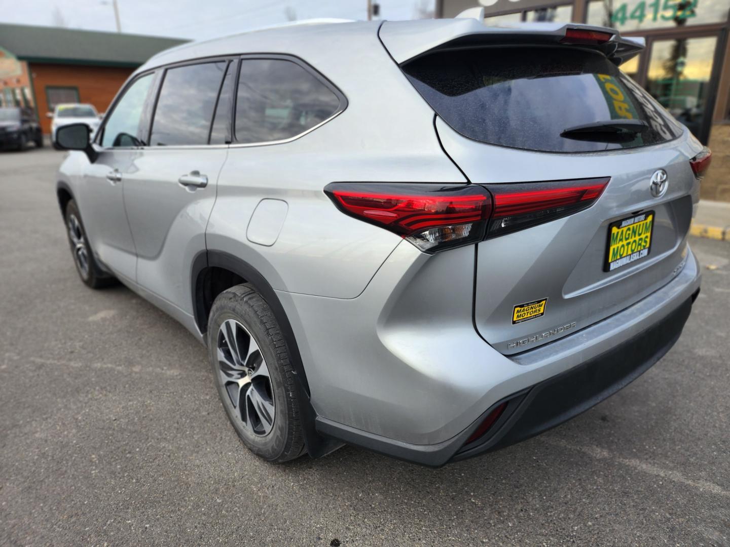 2021 Silver /BLACK LEATHER Toyota Highlander XLE AWD V6 (5TDGZRBHXMS) with an 3.5L V6 DOHC 24V engine, 6A transmission, located at 1960 Industrial Drive, Wasilla, 99654, (907) 274-2277, 61.573475, -149.400146 - Photo#4