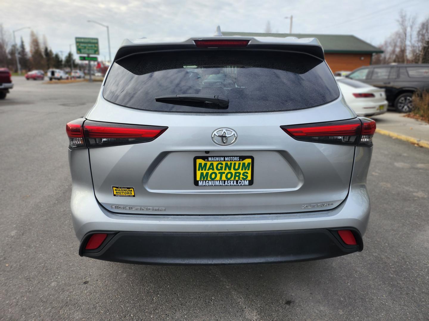 2021 Silver /BLACK LEATHER Toyota Highlander XLE AWD V6 (5TDGZRBHXMS) with an 3.5L V6 DOHC 24V engine, 6A transmission, located at 1960 Industrial Drive, Wasilla, 99654, (907) 274-2277, 61.573475, -149.400146 - Photo#5