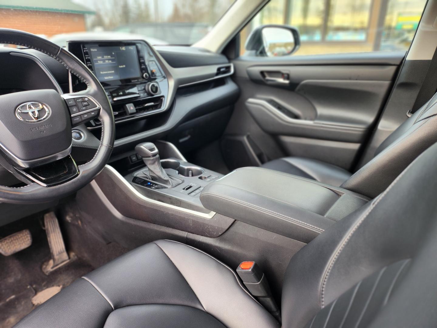 2021 Silver /BLACK LEATHER Toyota Highlander XLE AWD V6 (5TDGZRBHXMS) with an 3.5L V6 DOHC 24V engine, 6A transmission, located at 1960 Industrial Drive, Wasilla, 99654, (907) 274-2277, 61.573475, -149.400146 - Photo#7