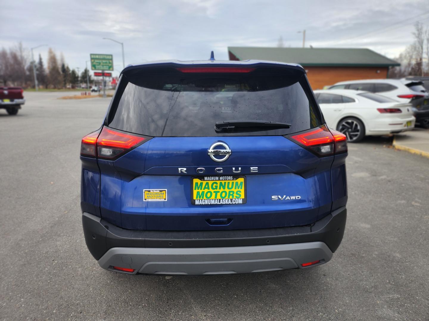 2021 BLUE /GRAY NISSAN ROGUE SV (5N1AT3BB6MC) with an 2.5L engine, Continuously Variable transmission, located at 1960 Industrial Drive, Wasilla, 99654, (907) 274-2277, 61.573475, -149.400146 - Photo#4