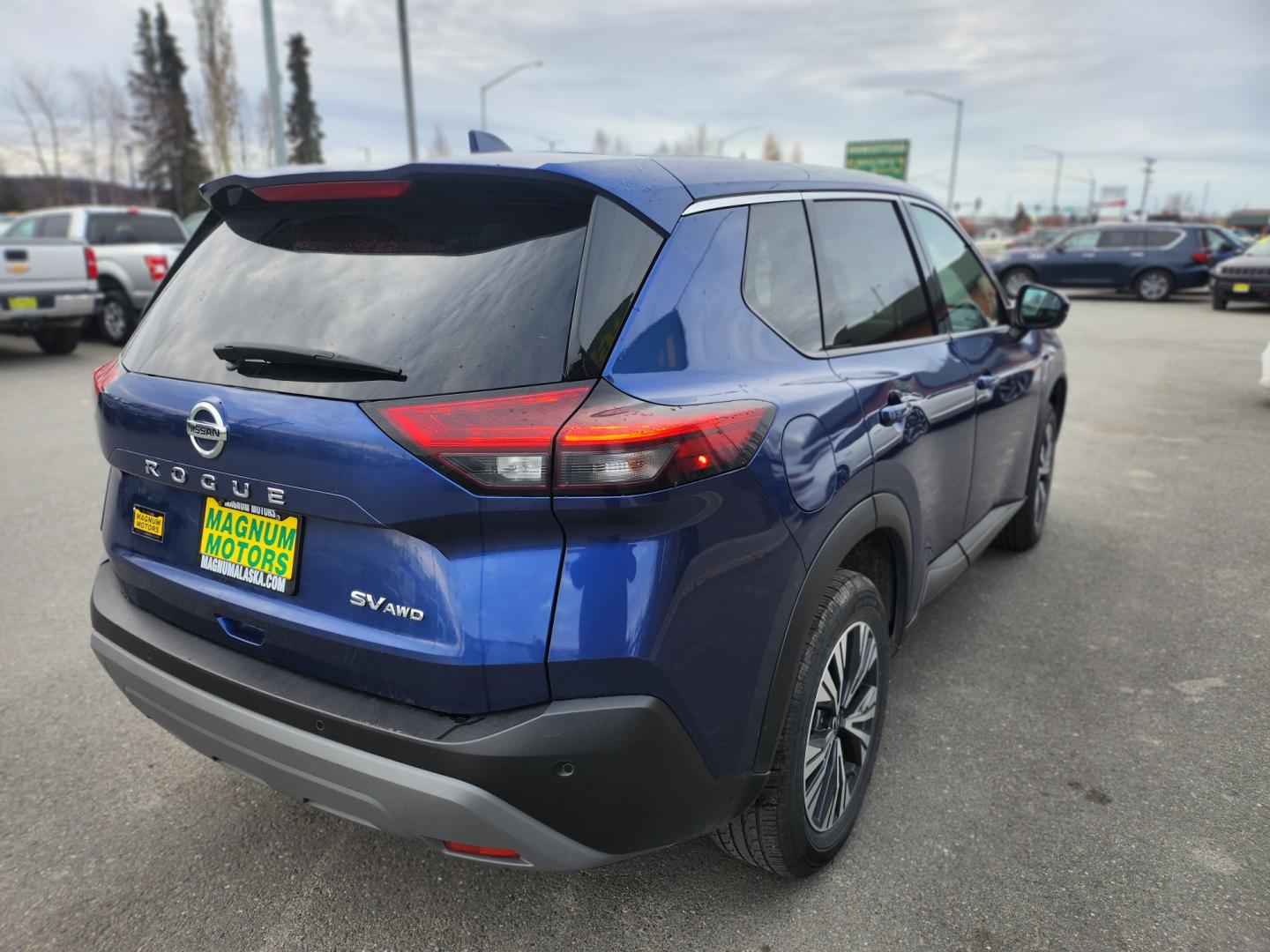 2021 BLUE /GRAY NISSAN ROGUE SV (5N1AT3BB6MC) with an 2.5L engine, Continuously Variable transmission, located at 1960 Industrial Drive, Wasilla, 99654, (907) 274-2277, 61.573475, -149.400146 - Photo#5