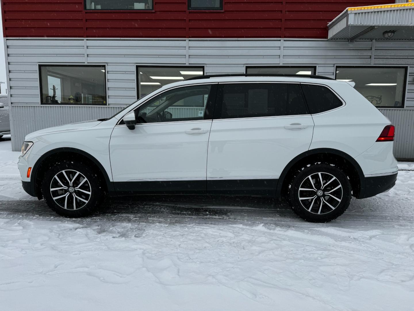 2021 White Volkswagen Tiguan SE 4Motion AWD (3VV2B7AX2MM) with an 2.0L L4 DOHC 16V TURBO engine, 8A transmission, located at 1960 Industrial Drive, Wasilla, 99654, (907) 274-2277, 61.573475, -149.400146 - Photo#2