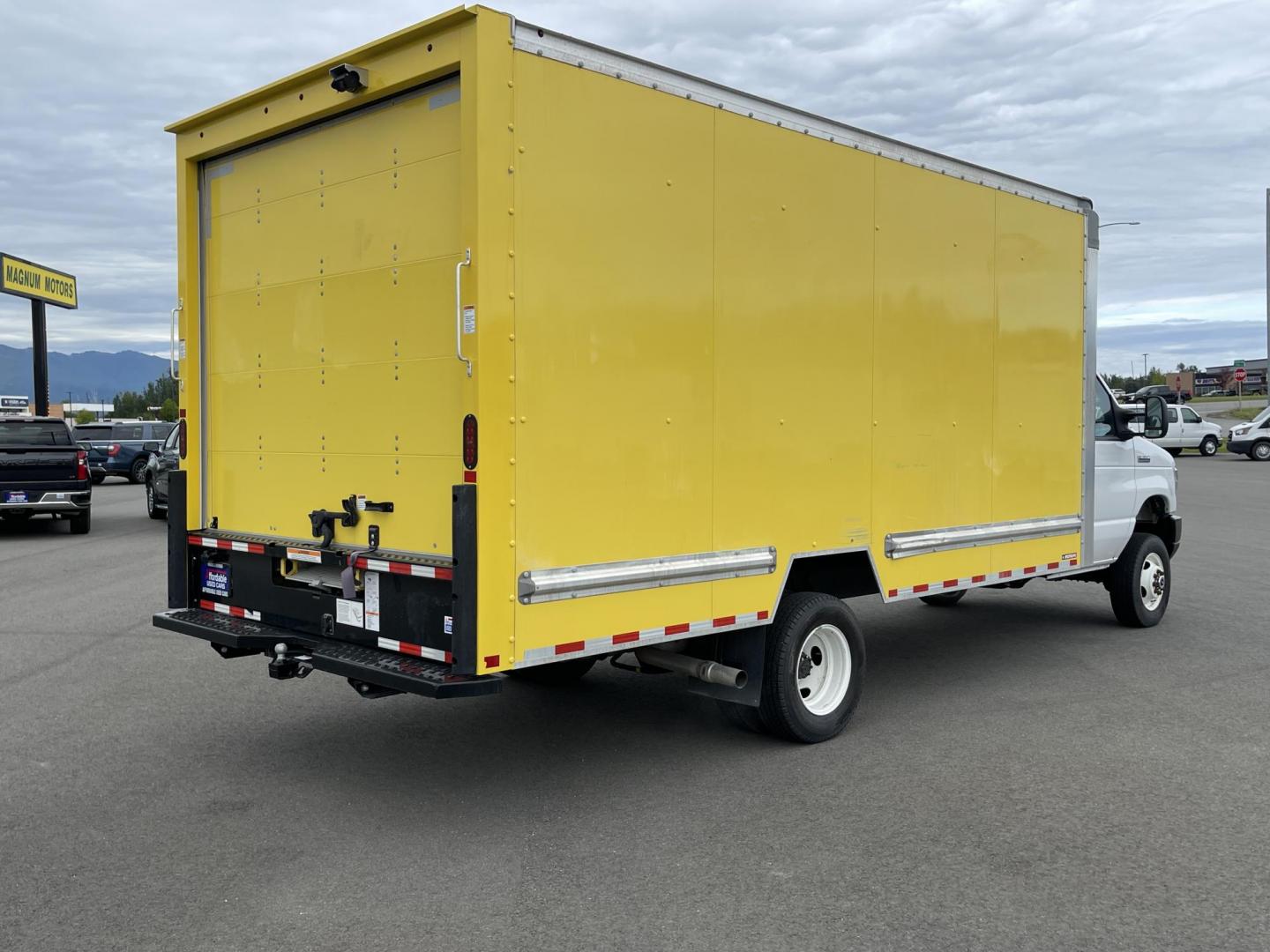 2022 YELLOW FORD E-SERIES E-350 SD (1FDWE3FK3ND) with an 7.3L engine, Automatic transmission, located at 1960 Industrial Drive, Wasilla, 99654, (907) 274-2277, 61.573475, -149.400146 - Photo#2