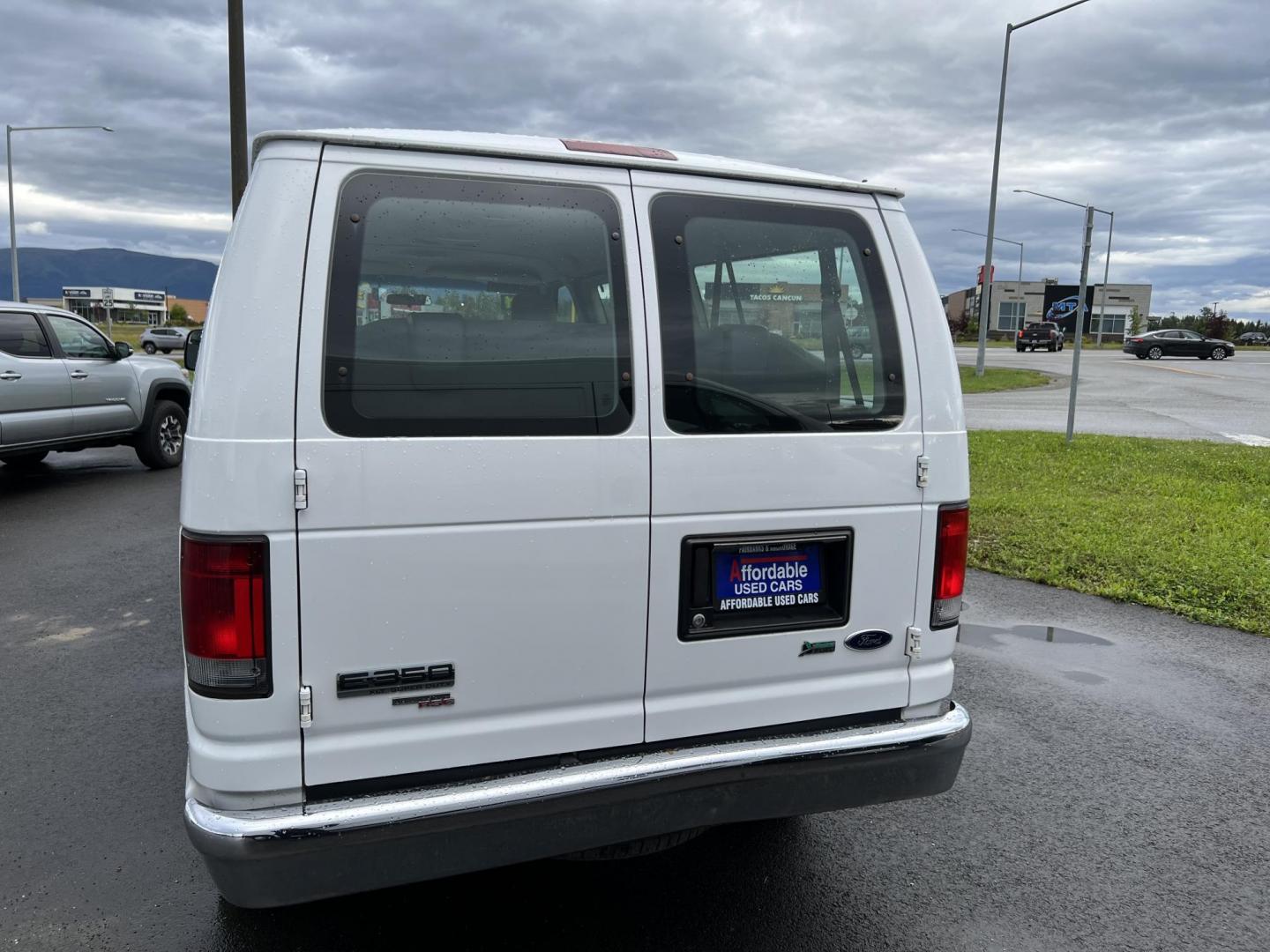 2011 WHITE FORD ECONOLINE E350 SUPER DUTY WAGON (1FBNE3BL1BD) with an 5.4L engine, Automatic transmission, located at 1960 Industrial Drive, Wasilla, 99654, (907) 274-2277, 61.573475, -149.400146 - Photo#17