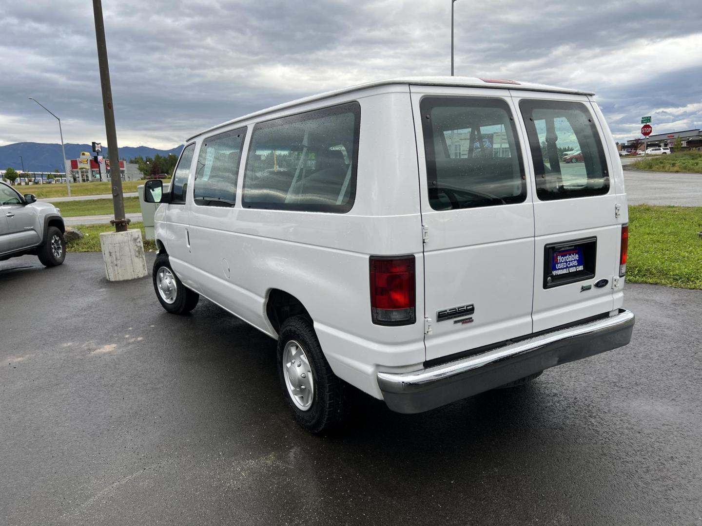 2011 WHITE FORD ECONOLINE E350 SUPER DUTY WAGON (1FBNE3BL1BD) with an 5.4L engine, Automatic transmission, located at 1960 Industrial Drive, Wasilla, 99654, (907) 274-2277, 61.573475, -149.400146 - Photo#4