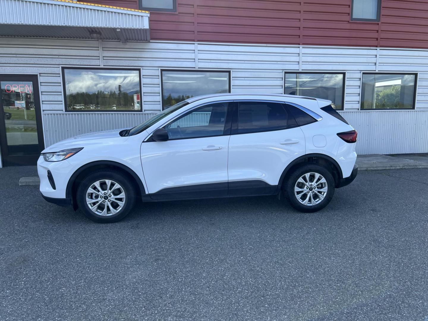 2023 WHITE FORD ESCAPE ACTIVE (1FMCU9GN3PU) with an 1.5L engine, Automatic transmission, located at 1960 Industrial Drive, Wasilla, 99654, (907) 274-2277, 61.573475, -149.400146 - Photo#5