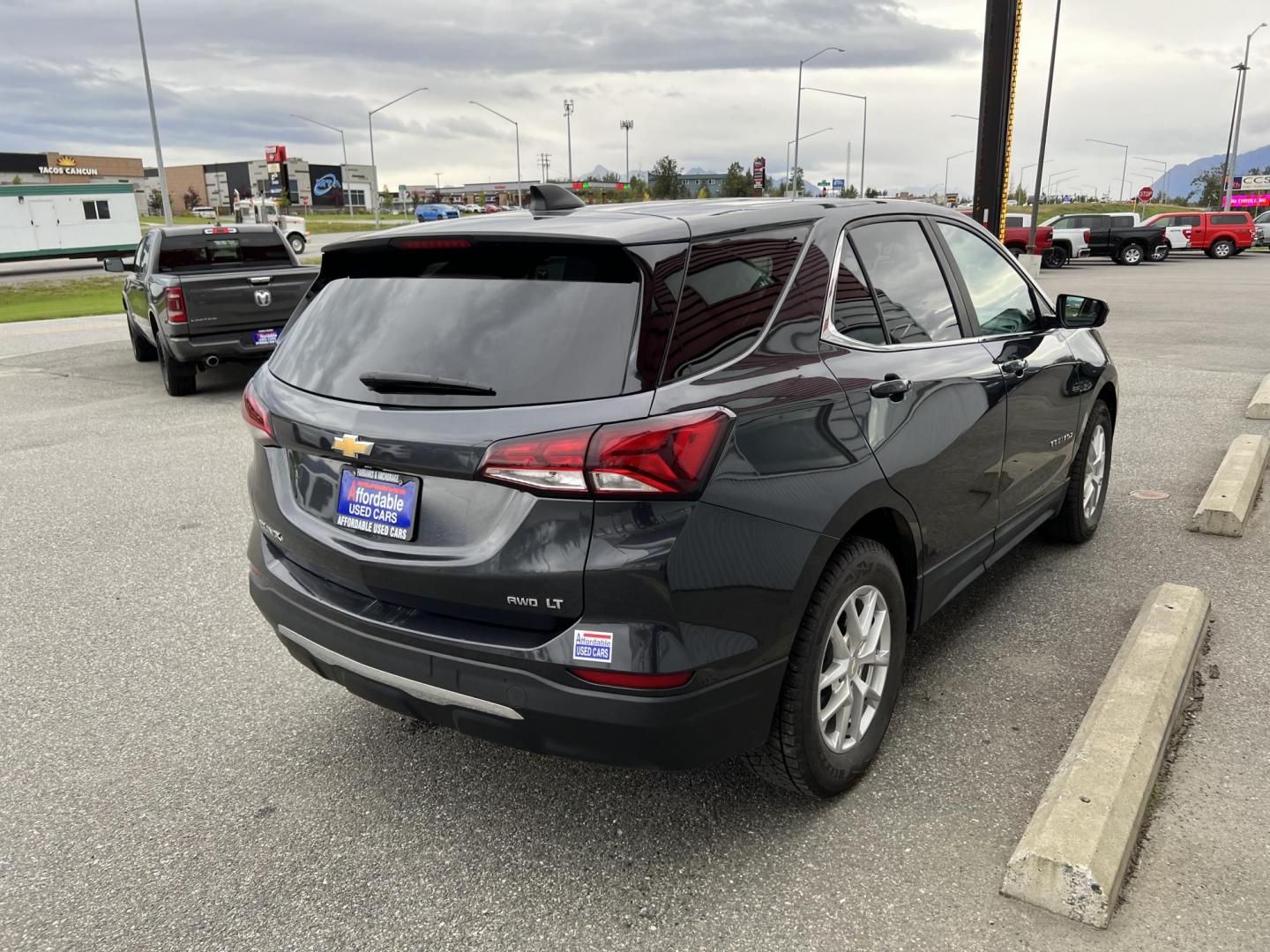 2022 Chevrolet Equinox LT AWD (2GNAXUEV9N6) with an 1.5L L4 DOHC 16V TURBO engine, 6A transmission, located at 1960 Industrial Drive, Wasilla, 99654, (907) 274-2277, 61.573475, -149.400146 - Photo#4