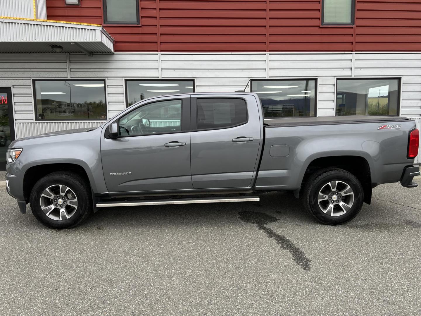 2020 GREY Chevrolet Colorado Z71 Crew Cab 4WD Long Box (1GCGTDEN2L1) with an 3.6L V6 DOHC 24V GAS engine, 6A transmission, located at 1960 Industrial Drive, Wasilla, 99654, (907) 274-2277, 61.573475, -149.400146 - Photo#3