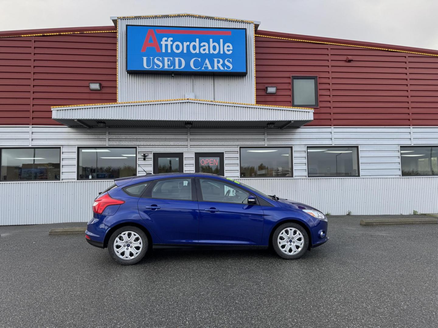 2012 BLUE FORD FOCUS SE (1FAHP3K23CL) with an 2.0L engine, Automatic transmission, located at 1960 Industrial Drive, Wasilla, 99654, (907) 274-2277, 61.573475, -149.400146 - Photo#0