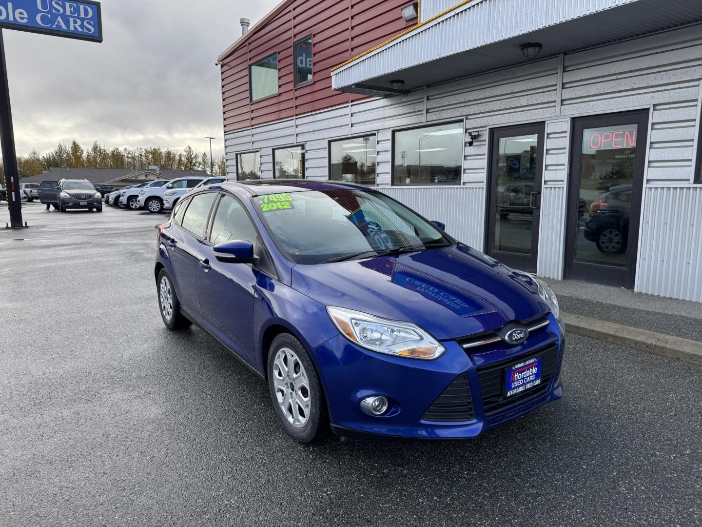 2012 BLUE FORD FOCUS SE (1FAHP3K23CL) with an 2.0L engine, Automatic transmission, located at 1960 Industrial Drive, Wasilla, 99654, (907) 274-2277, 61.573475, -149.400146 - Photo#4