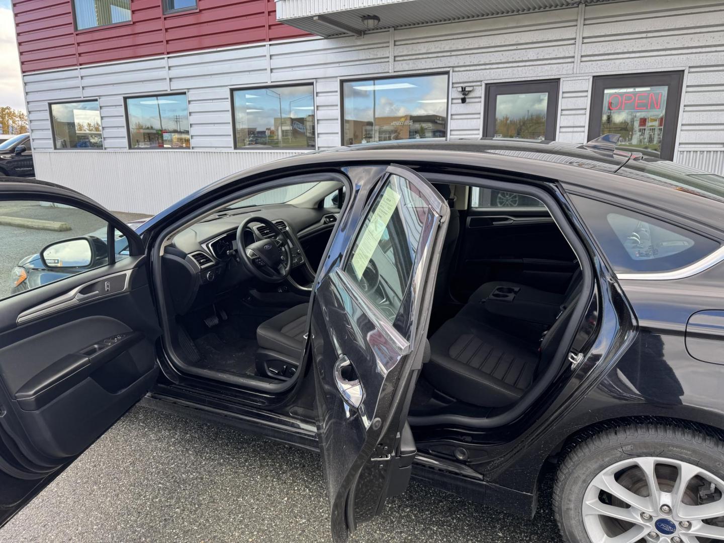 2020 BLACK FORD FUSION SE (3FA6P0HD9LR) with an 1.5L engine, Automatic transmission, located at 1960 Industrial Drive, Wasilla, 99654, (907) 274-2277, 61.573475, -149.400146 - Photo#4