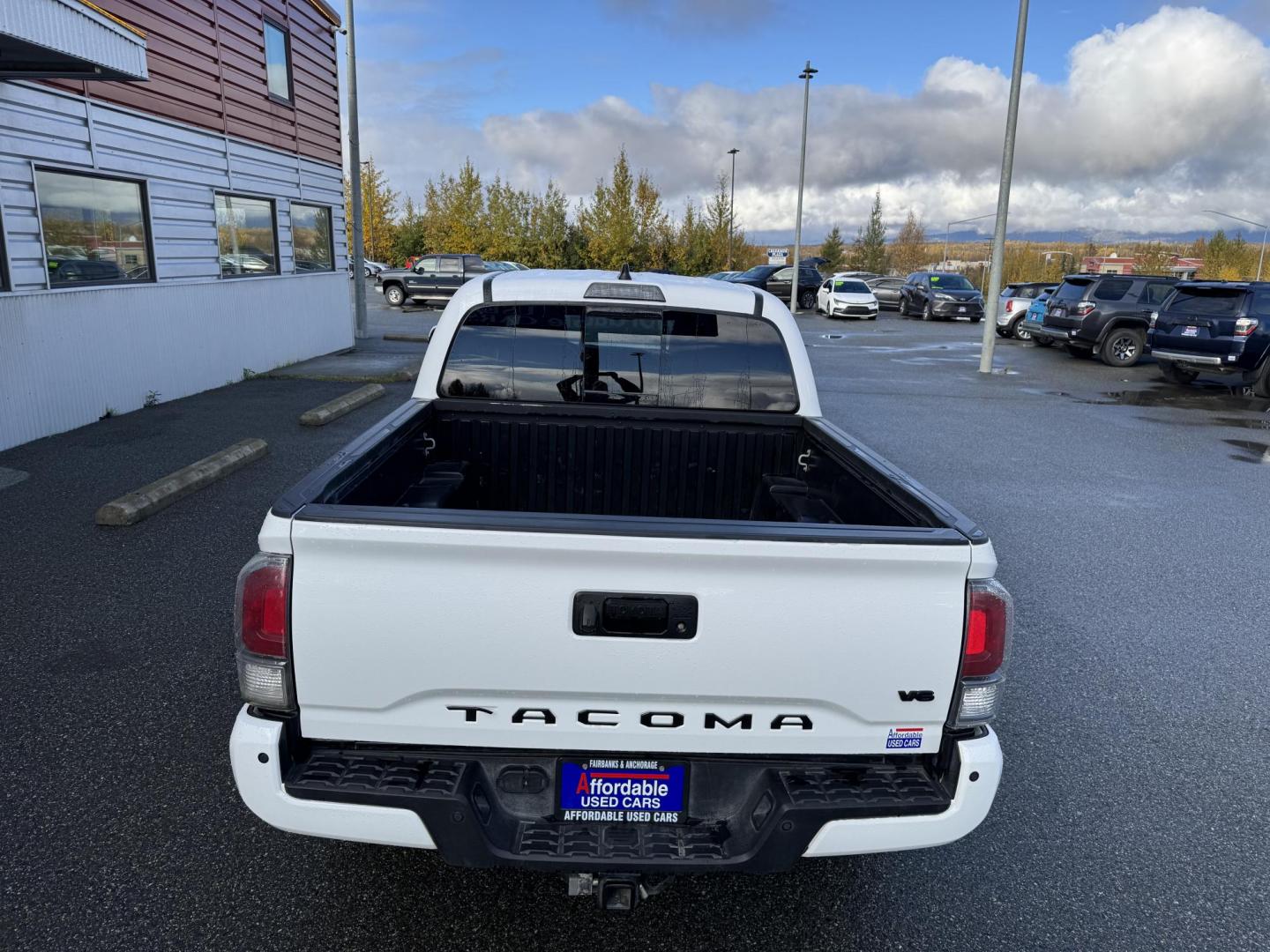 2022 WHITE TOYOTA TACOMA DOUBLE CAB (3TMCZ5ANXNM) with an 3.5L engine, Automatic transmission, located at 1960 Industrial Drive, Wasilla, 99654, (907) 274-2277, 61.573475, -149.400146 - Photo#3