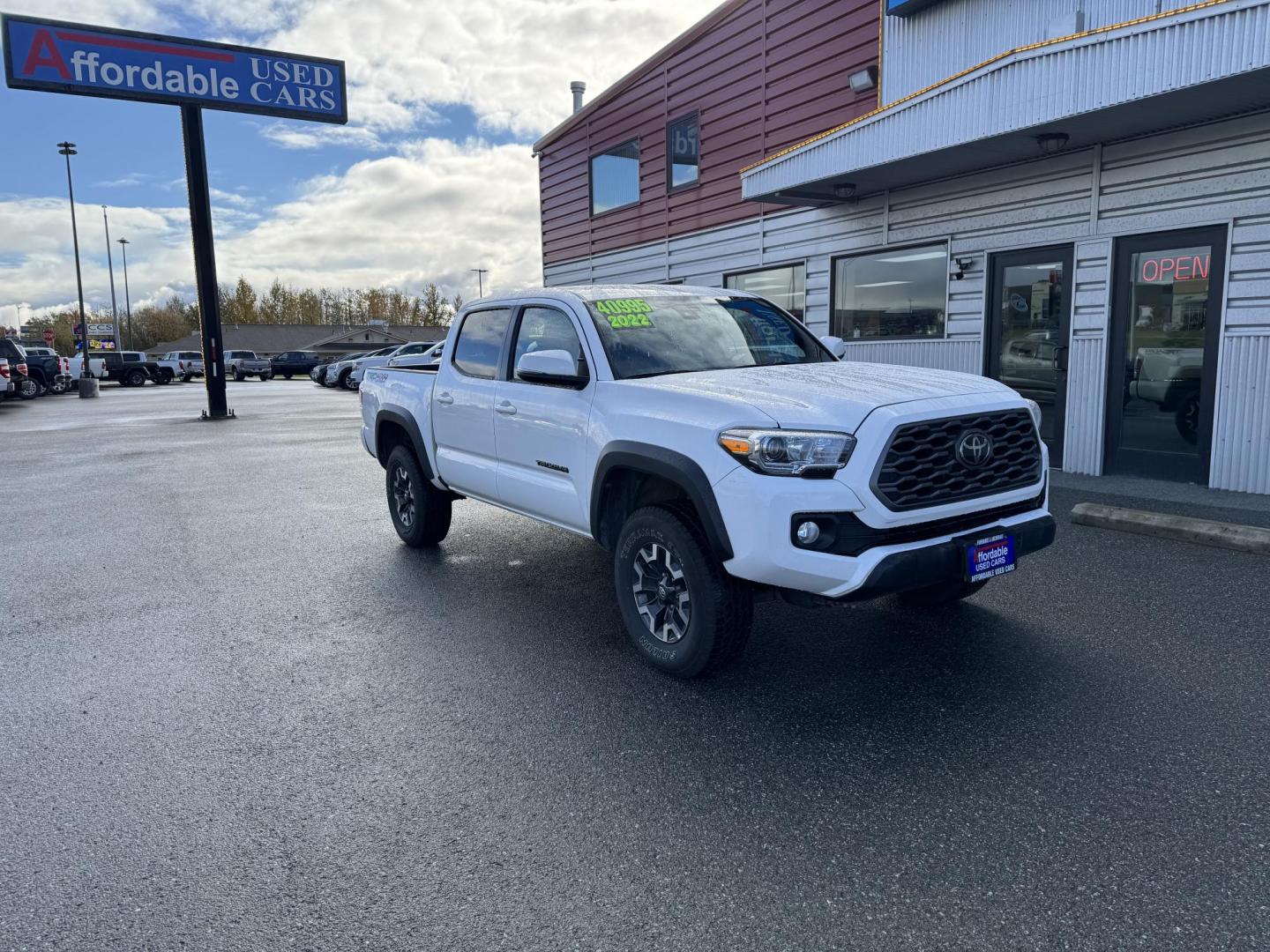 2022 WHITE TOYOTA TACOMA DOUBLE CAB (3TMCZ5ANXNM) with an 3.5L engine, Automatic transmission, located at 1960 Industrial Drive, Wasilla, 99654, (907) 274-2277, 61.573475, -149.400146 - Photo#5