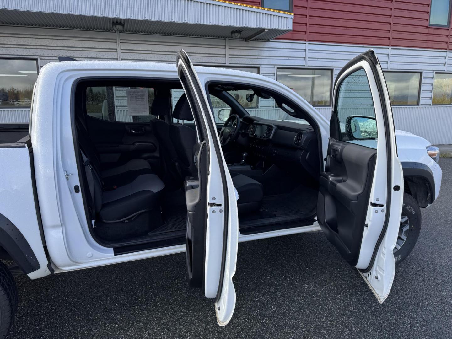 2022 WHITE TOYOTA TACOMA DOUBLE CAB (3TMCZ5ANXNM) with an 3.5L engine, Automatic transmission, located at 1960 Industrial Drive, Wasilla, 99654, (907) 274-2277, 61.573475, -149.400146 - Photo#9