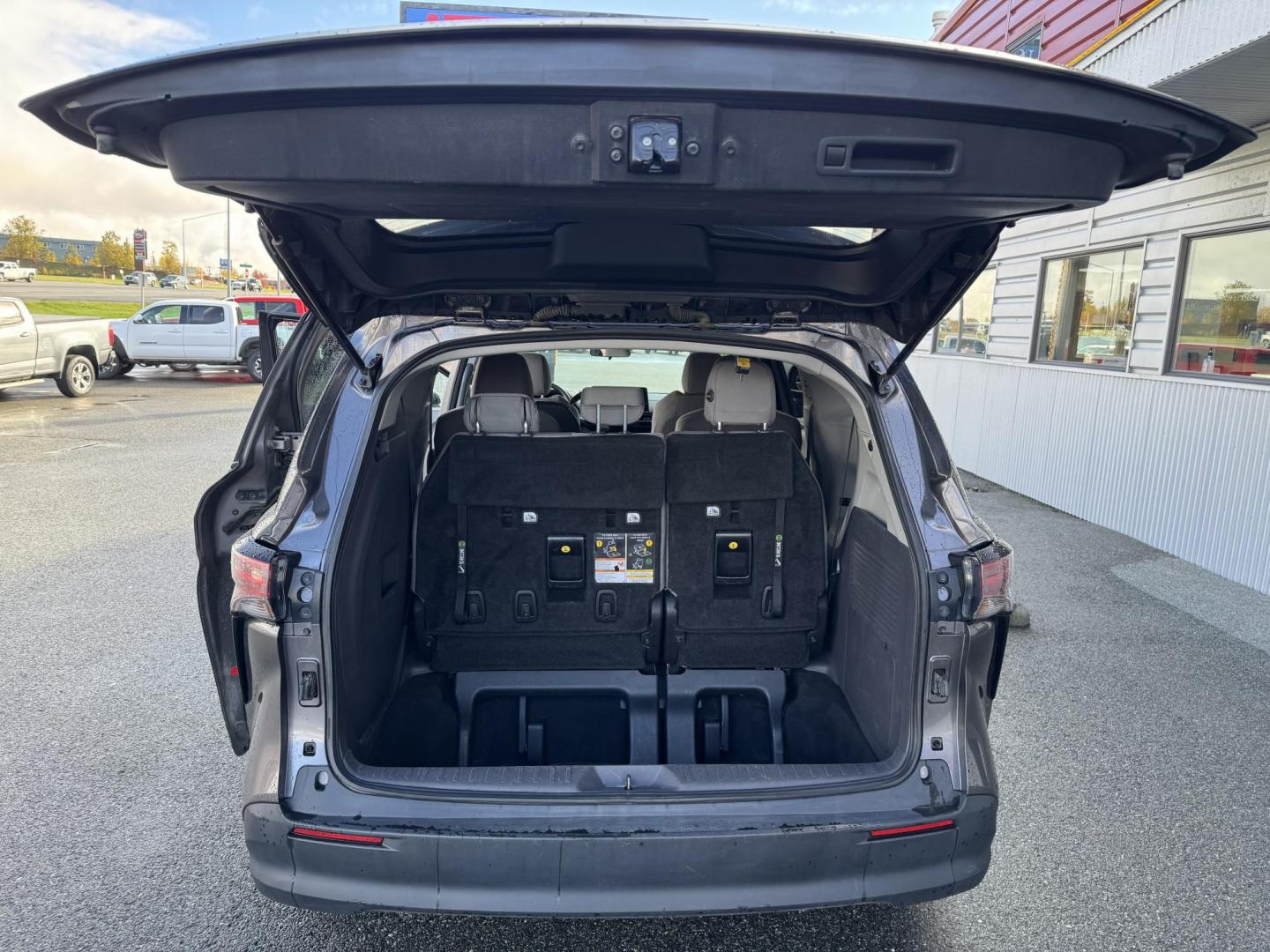 2022 GRAY TOYOTA SIENNA LE (5TDKSKFC1NS) with an 2.5L engine, Continuously Variable transmission, located at 1960 Industrial Drive, Wasilla, 99654, (907) 274-2277, 61.573475, -149.400146 - Photo#9