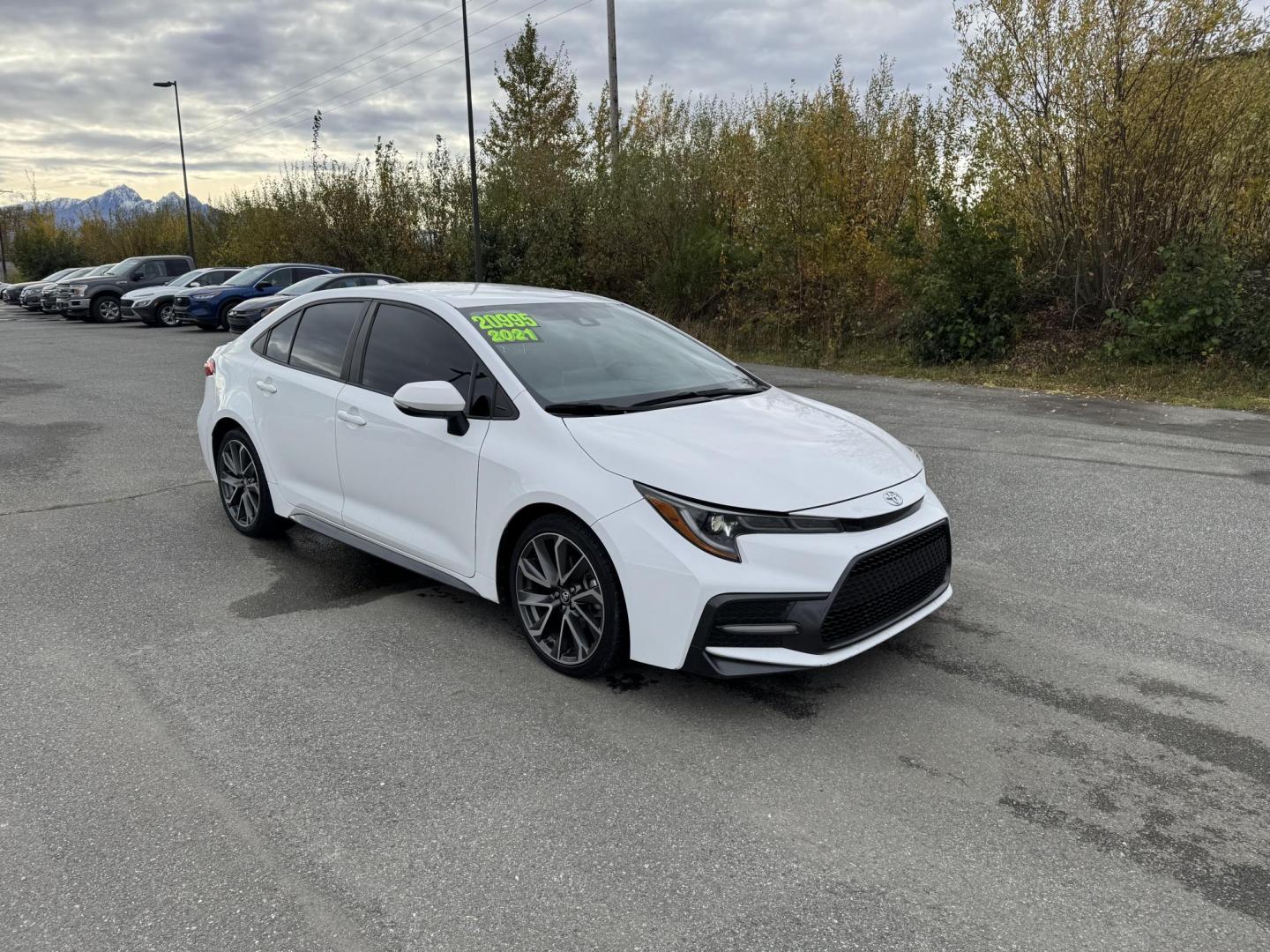 2021 WHITE TOYOTA COROLLA SE (5YFS4MCE0MP) with an 2.0L engine, Automatic transmission, located at 1960 Industrial Drive, Wasilla, 99654, (907) 274-2277, 61.573475, -149.400146 - Photo#3